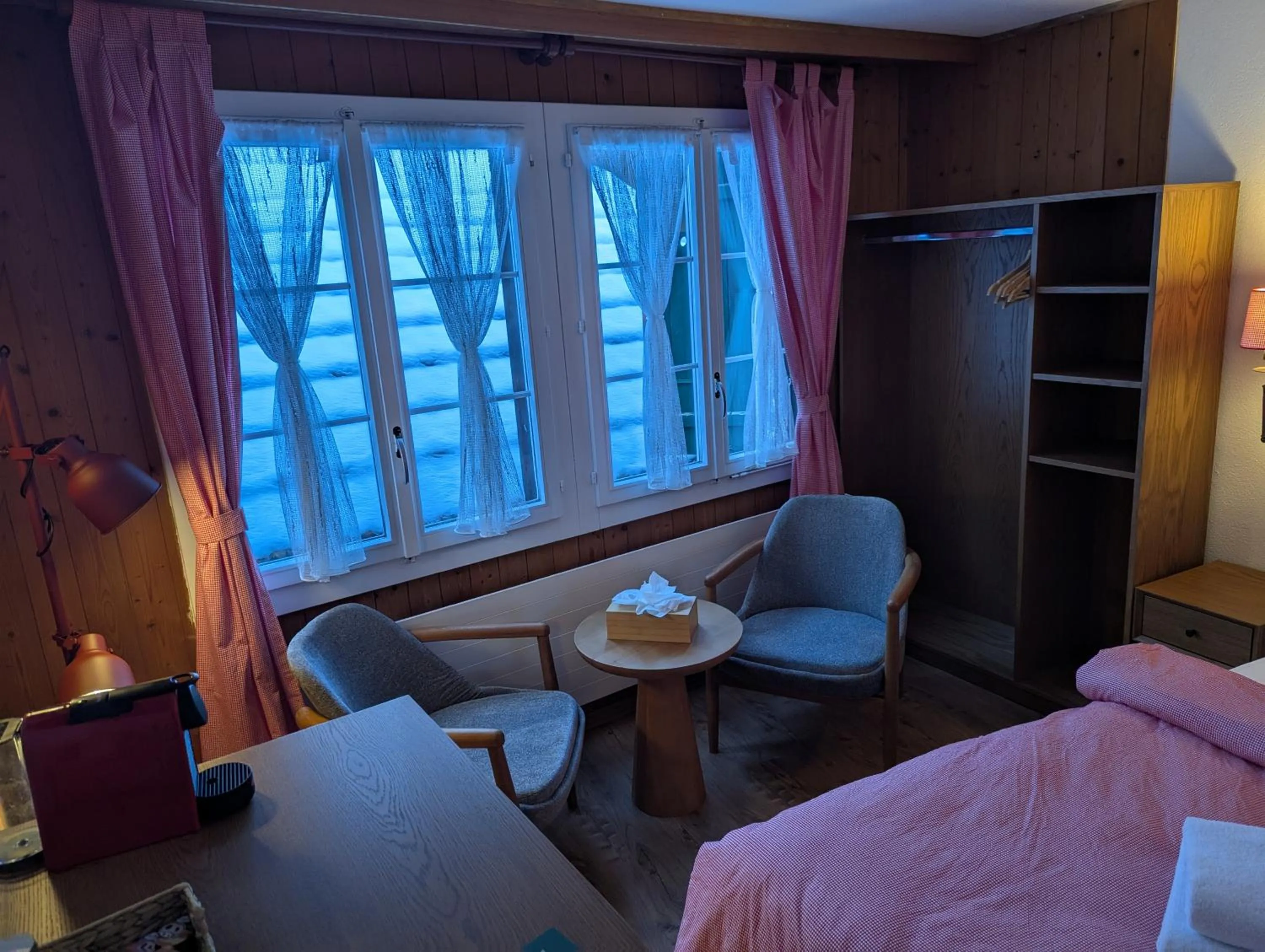 Seating area, Bed in Hotel Schützen Lauterbrunnen