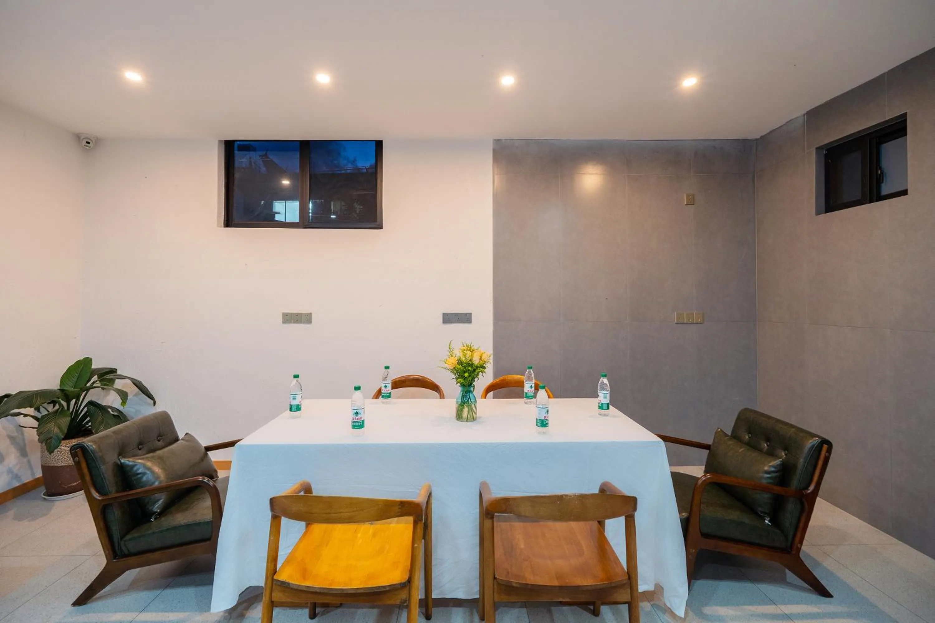 Restaurant/places to eat in Blue Sea Hotel