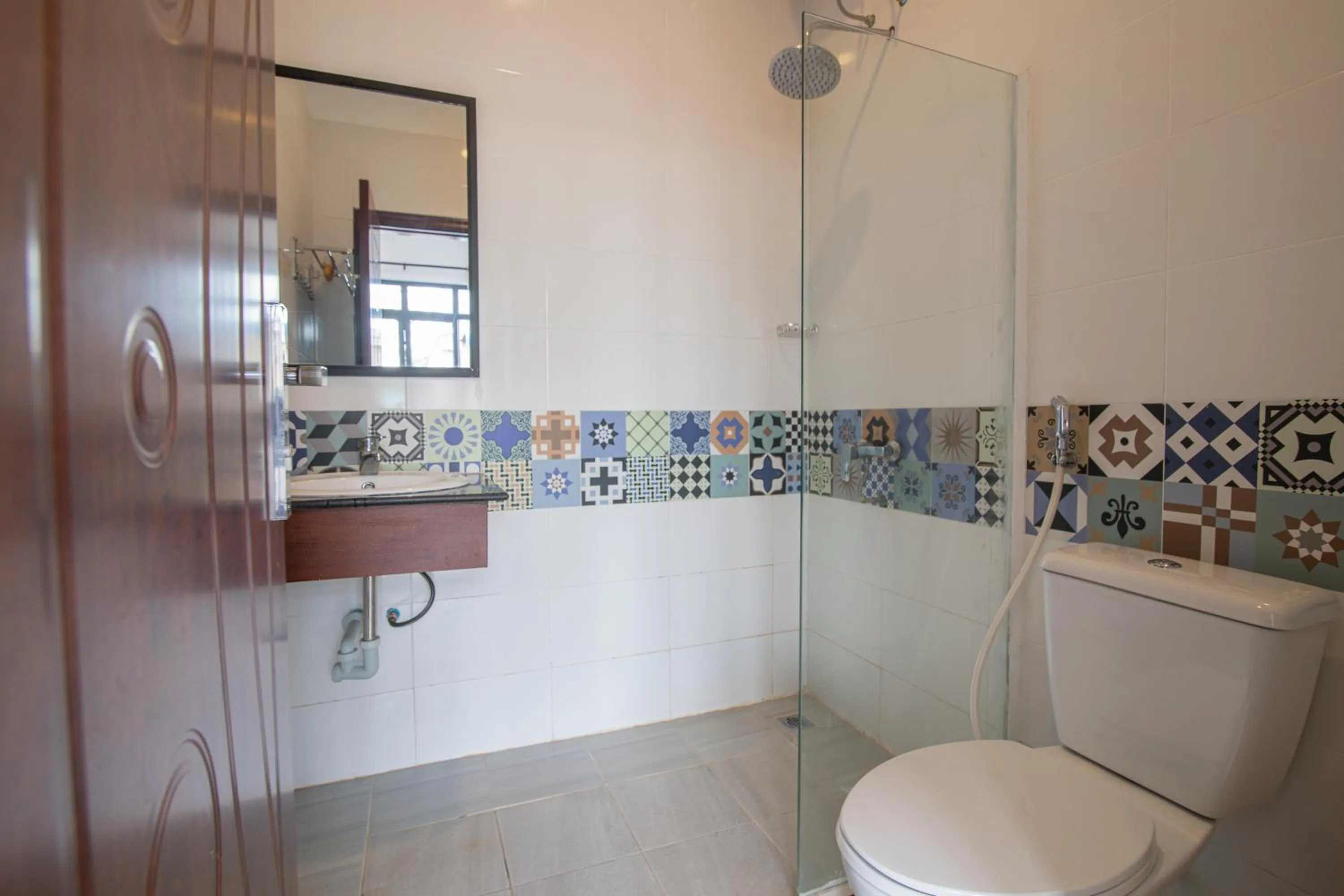 Shower in Pooltop Phnom Penh