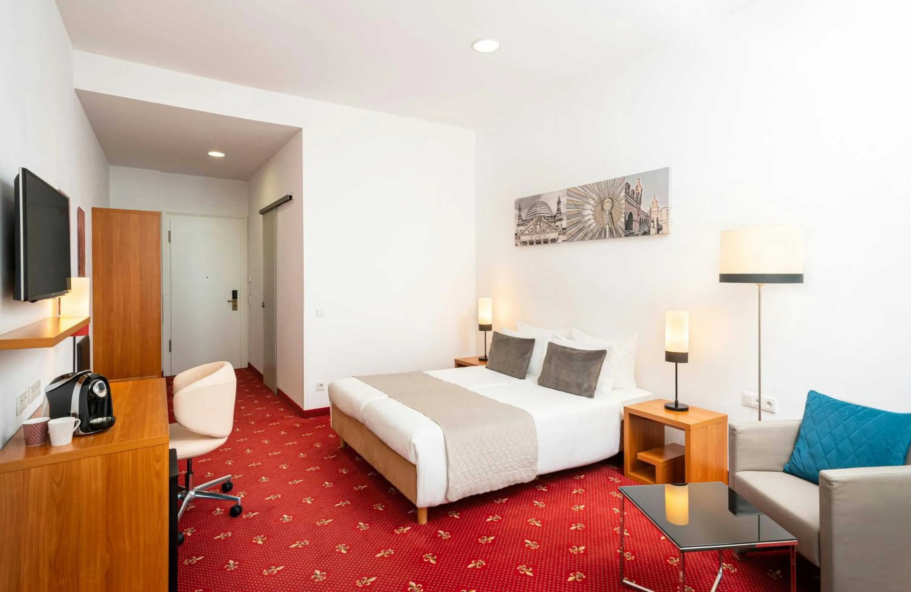 Photo of the whole room, Bed in Leonardo Hotel Berlin KU'DAMM