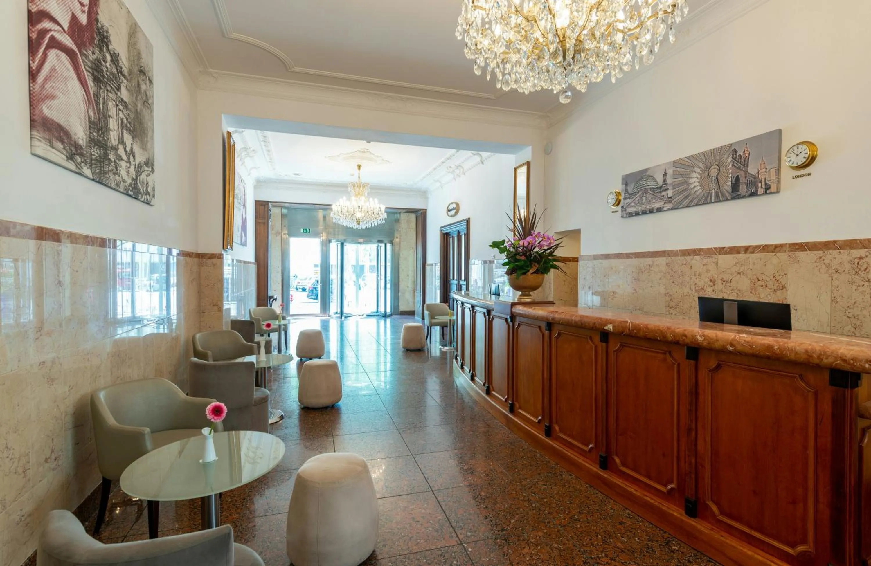 Lobby or reception in Leonardo Hotel Berlin KU'DAMM