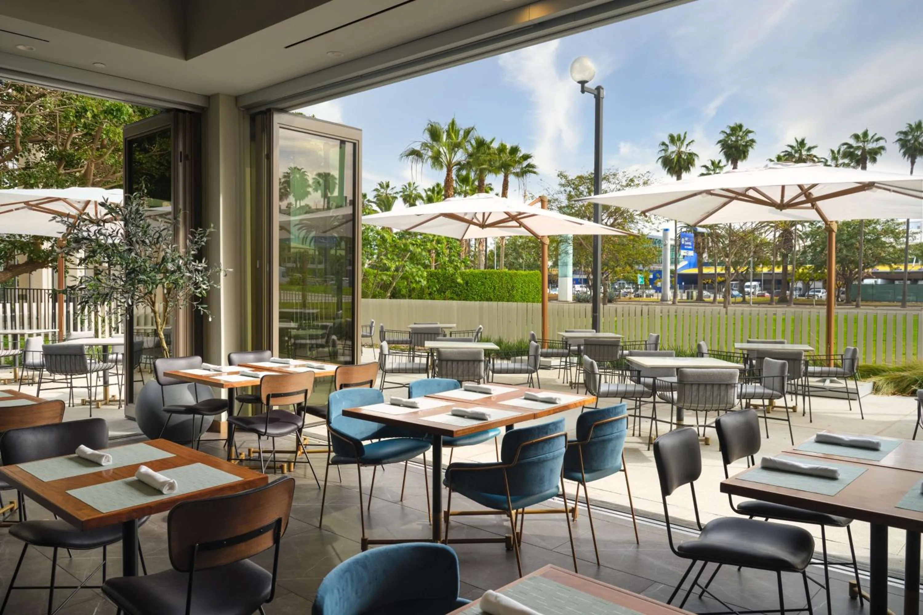 Restaurant/places to eat in Hyatt Place LAX/Century BLVD