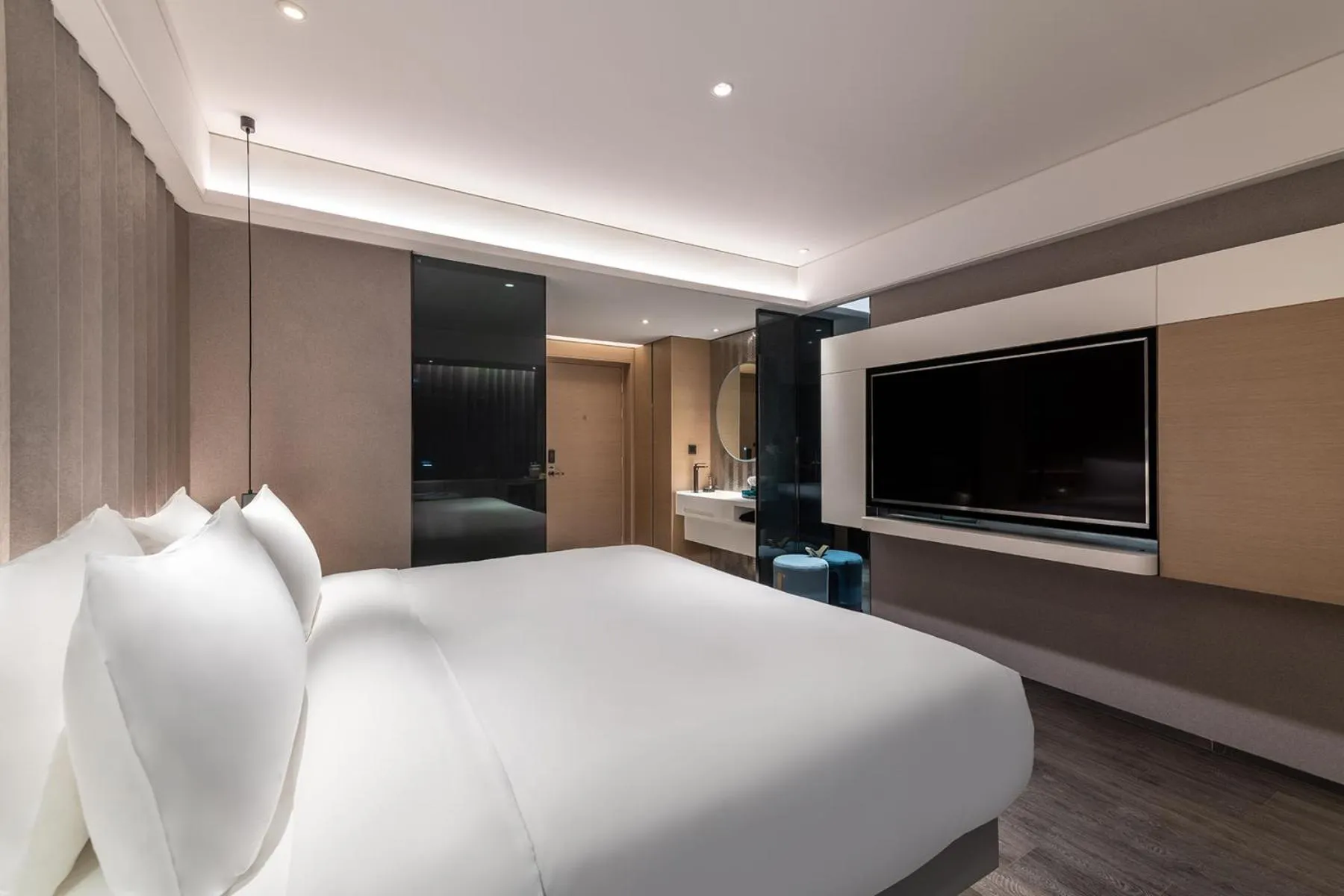 Photo of the whole room, Bed in Novotel Yangzhou City Center