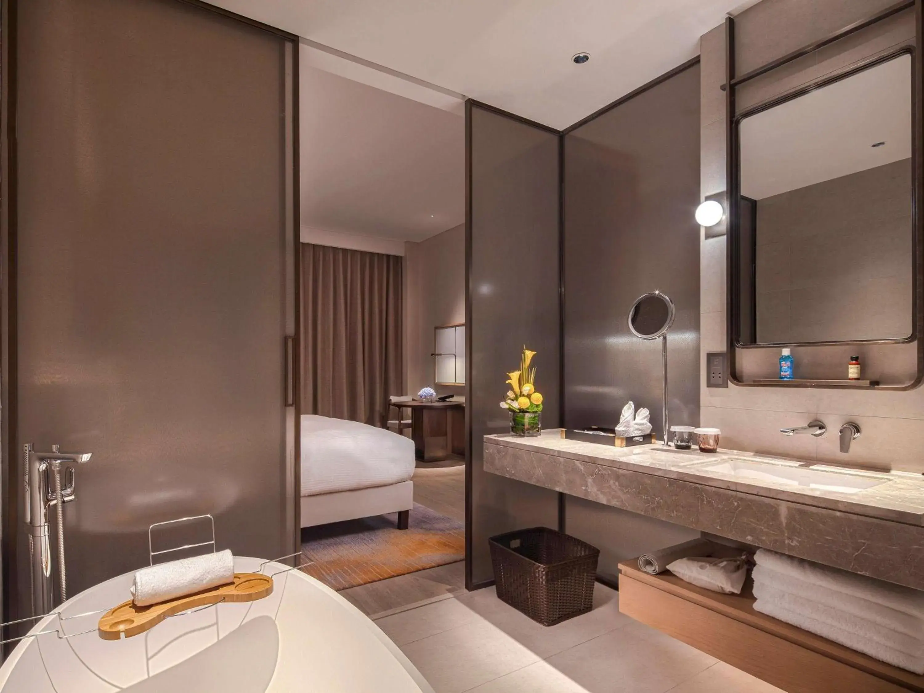 Deluxe King Room with Private Balcony and Pool Access in Pullman Yueyang Deluxe King Room with Private Balcony and Pool Access in Pullman Yueyang