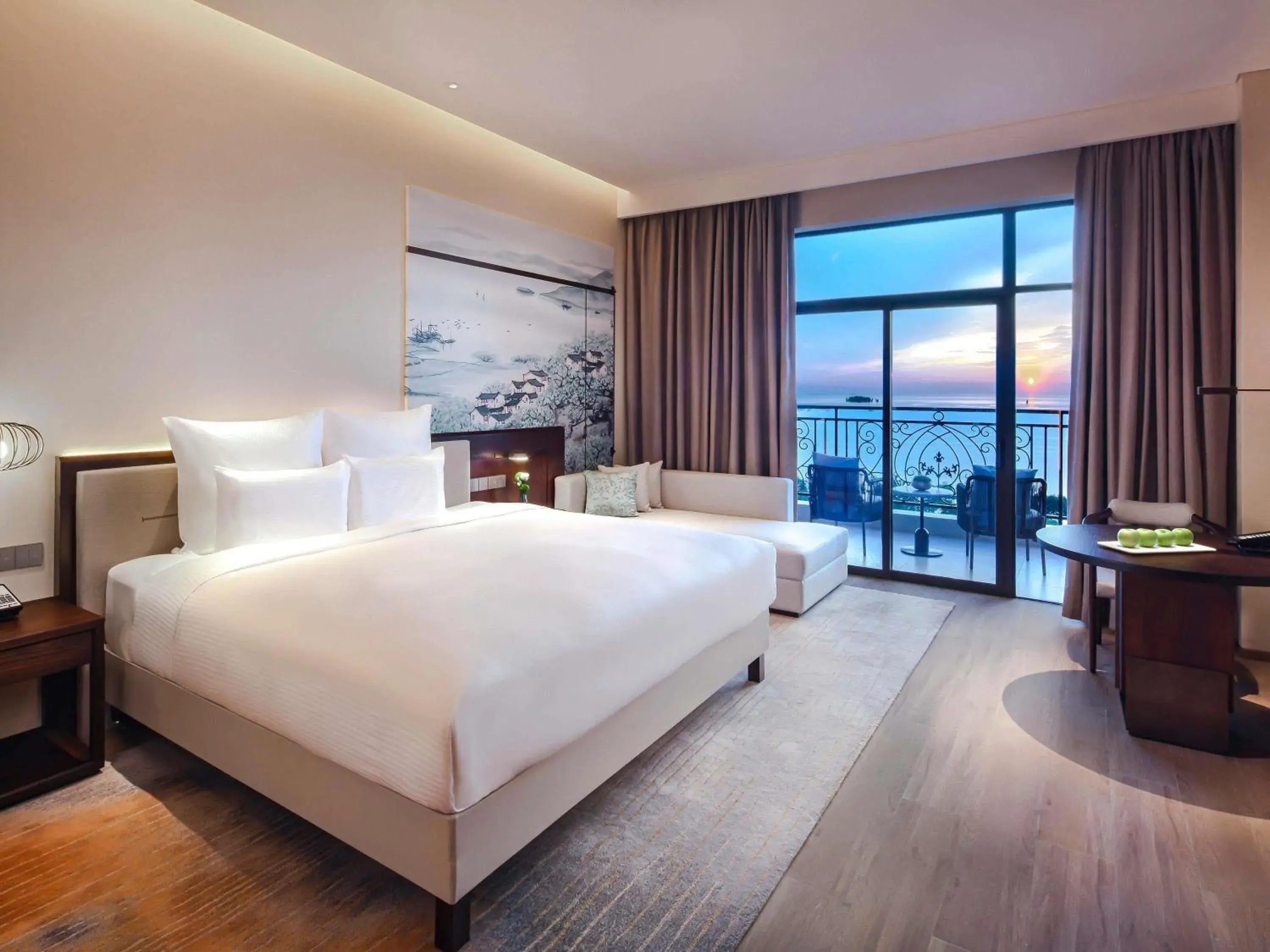 Deluxe King Room with Private Balcony and Lake View in Pullman Yueyang Deluxe King Room with Private Balcony and Lake View in Pullman Yueyang