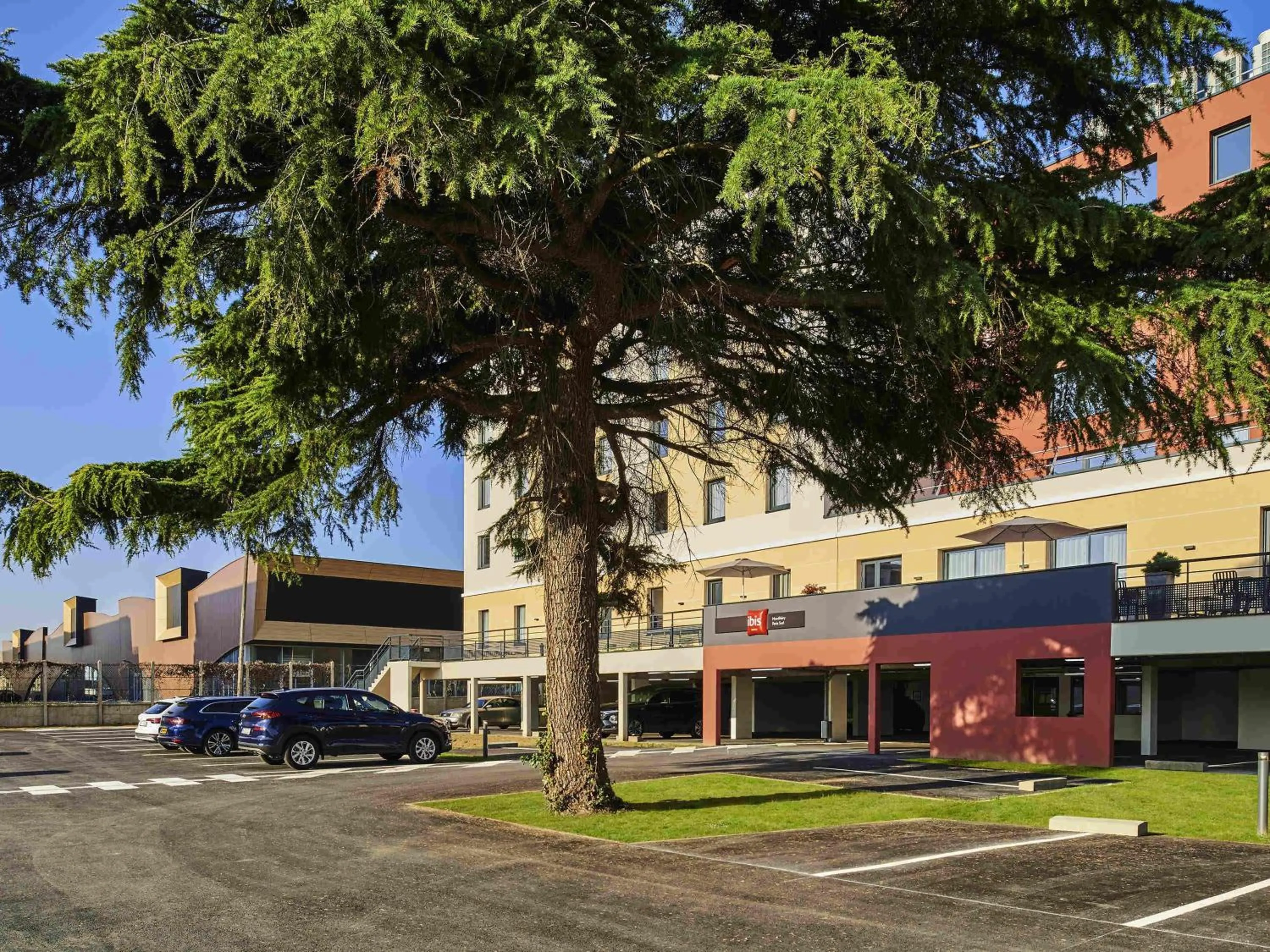 Property building in Ibis Montlhery Paris Sud