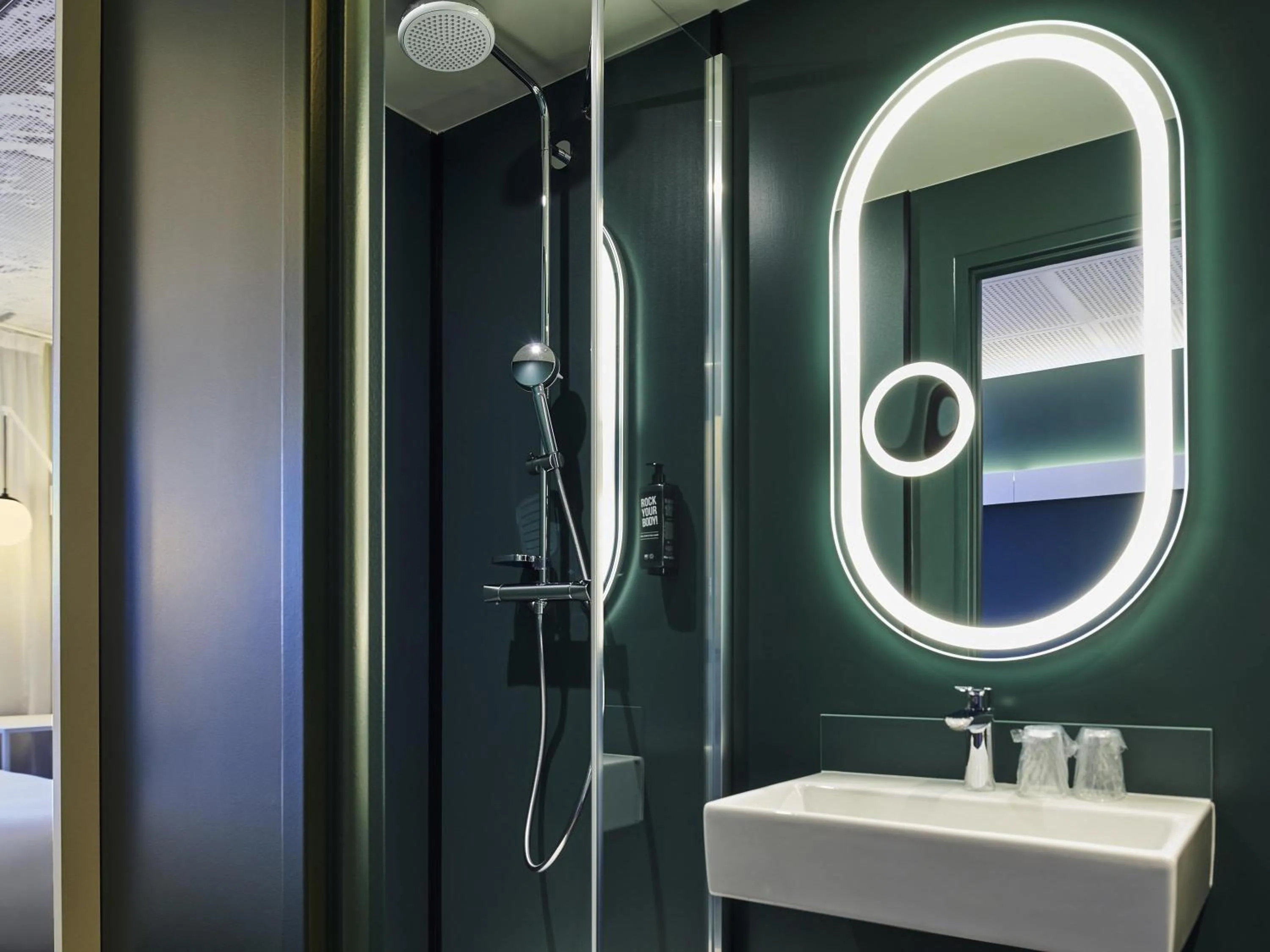 Bedroom in Ibis Montlhery Paris Sud