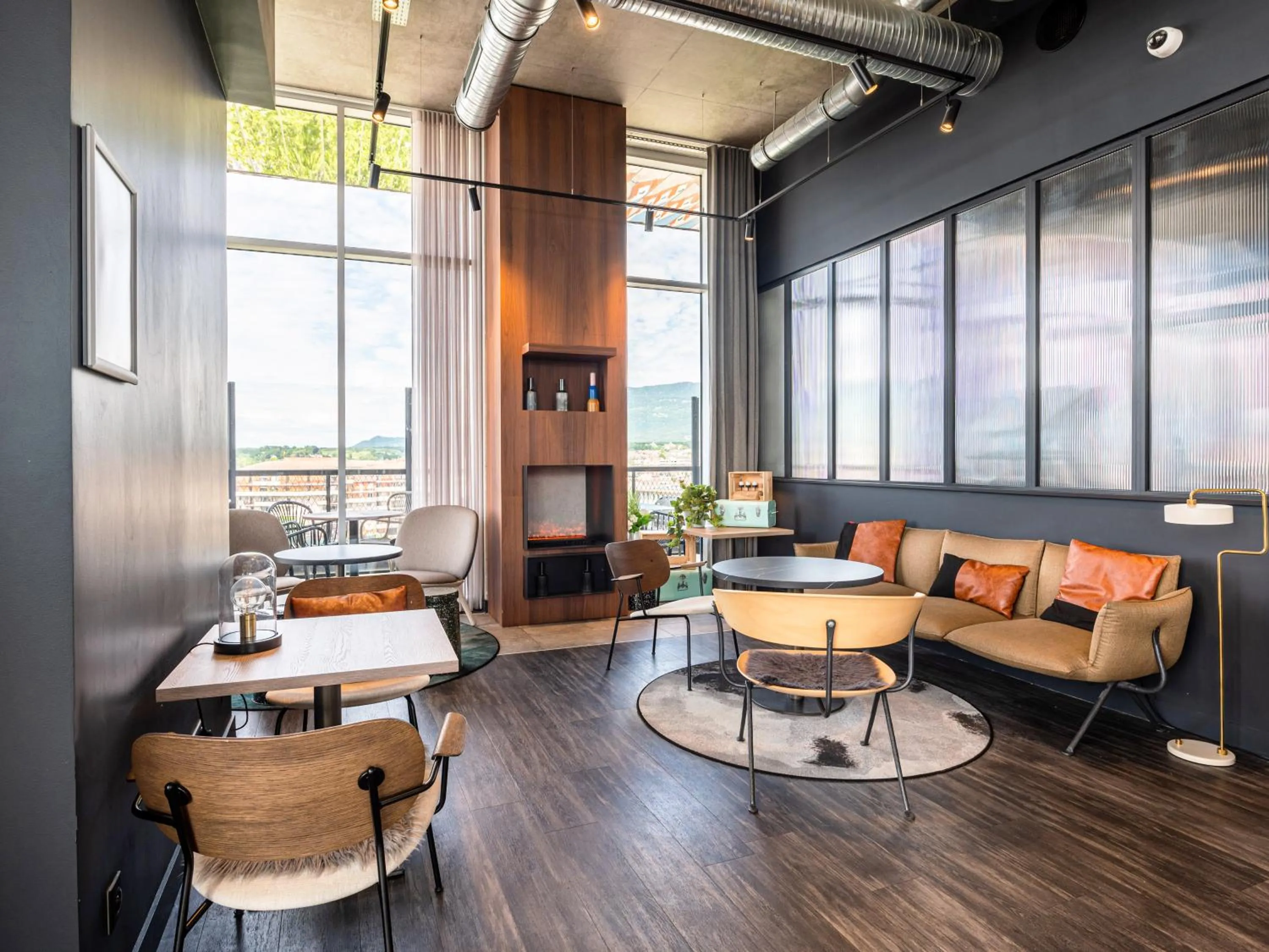 Communal lounge/ TV room in Novotel Annemasse Centre - Porte de Genève