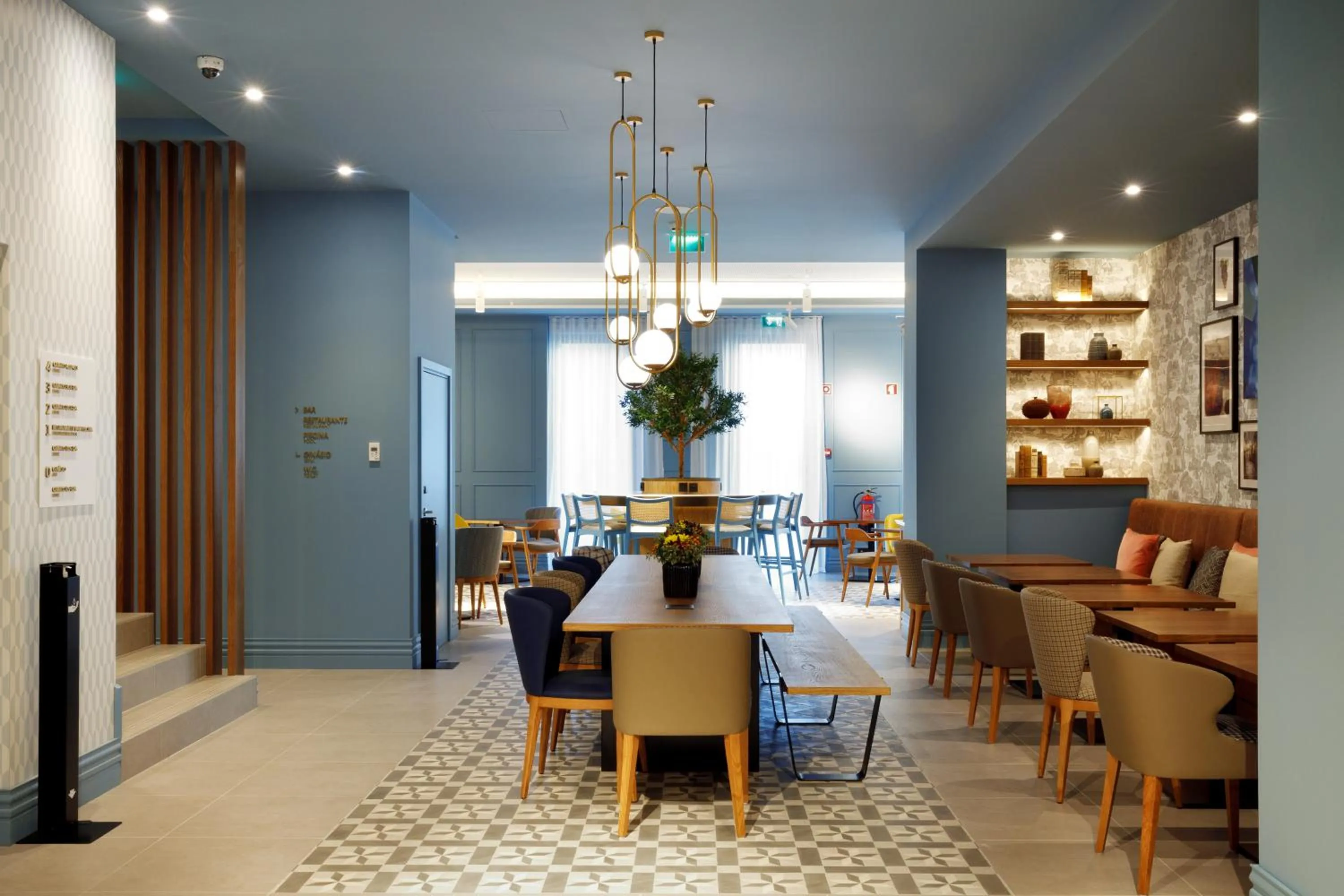 Lounge or bar in Mercure Porto Centro Aliados