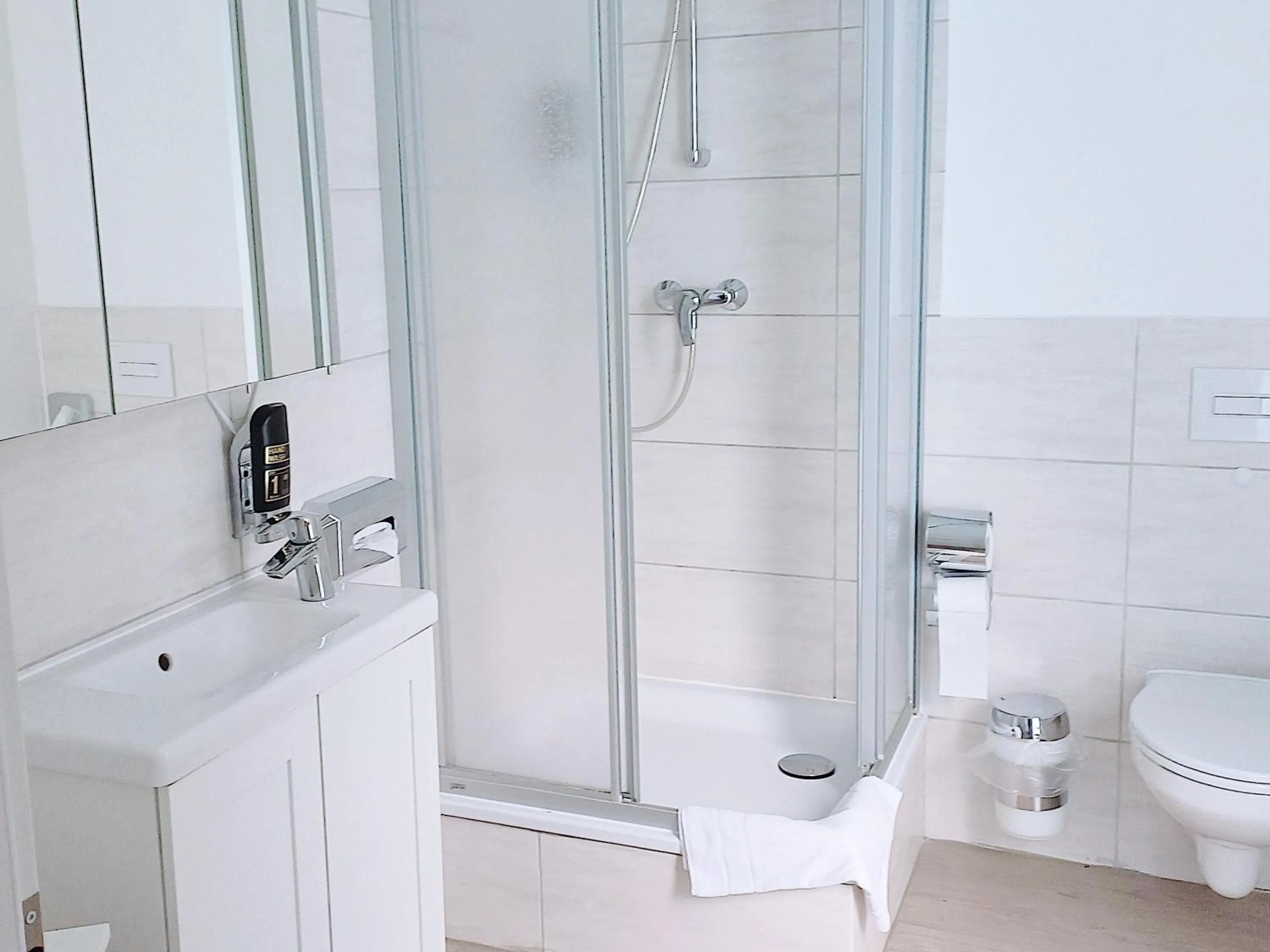 Bathroom in REGIOHOTEL Wittekind Burg - #AutobahnA2 #TopPreisLeistung #FreeParking #Wallbox