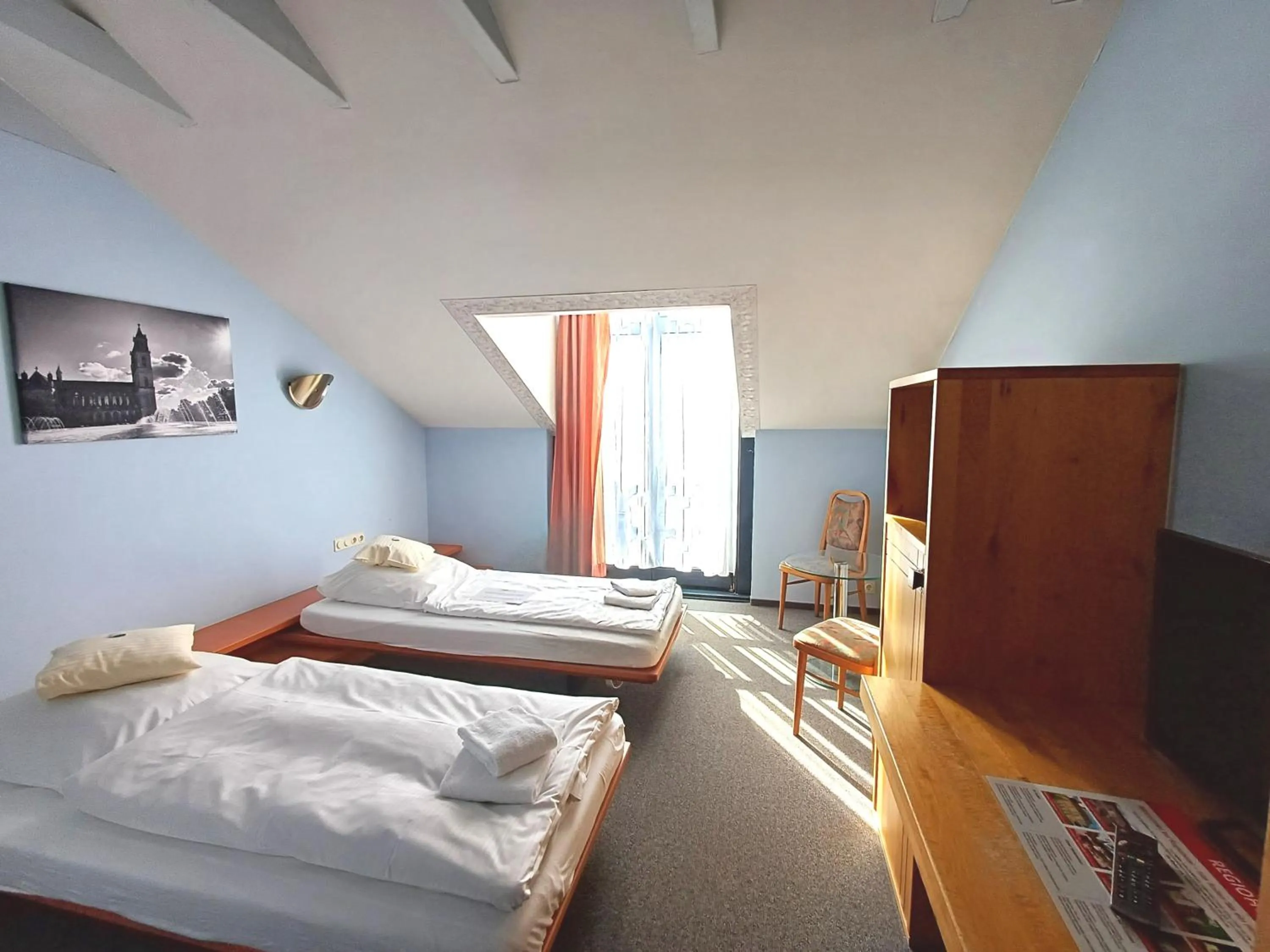 Bed in REGIOHOTEL Wittekind Burg - #AutobahnA2 #TopPreisLeistung #FreeParking #Wallbox
