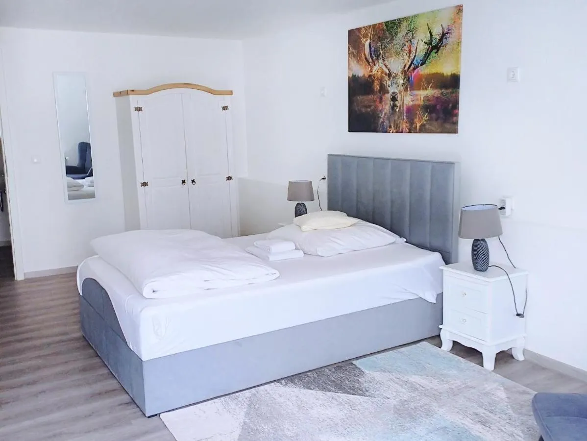 Bed in REGIOHOTEL Wittekind Burg - #AutobahnA2 #TopPreisLeistung #FreeParking #Wallbox