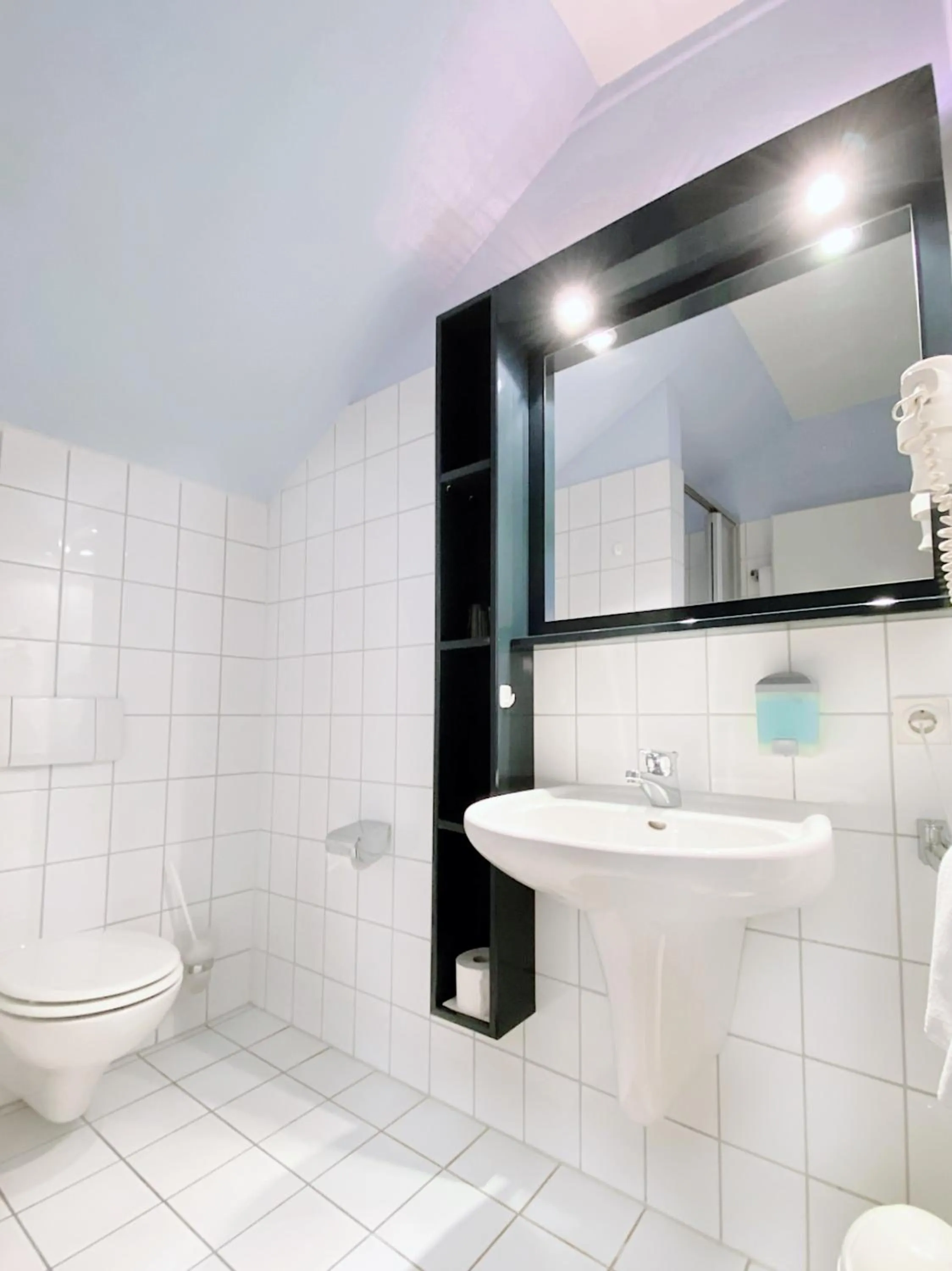 Bathroom in REGIOHOTEL Wittekind Burg - #AutobahnA2 #TopPreisLeistung #FreeParking #Wallbox