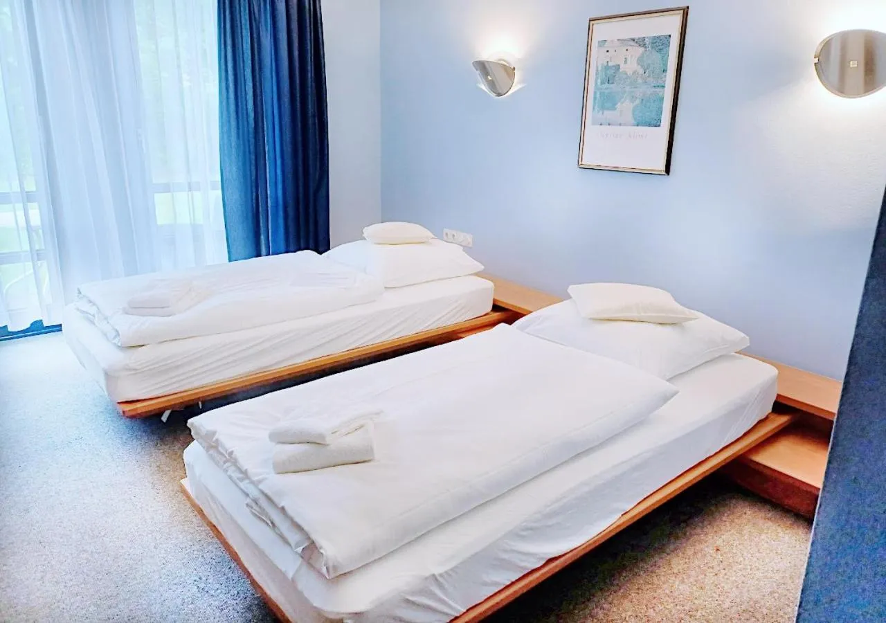 Bed in REGIOHOTEL Wittekind Burg - #AutobahnA2 #TopPreisLeistung #FreeParking #Wallbox