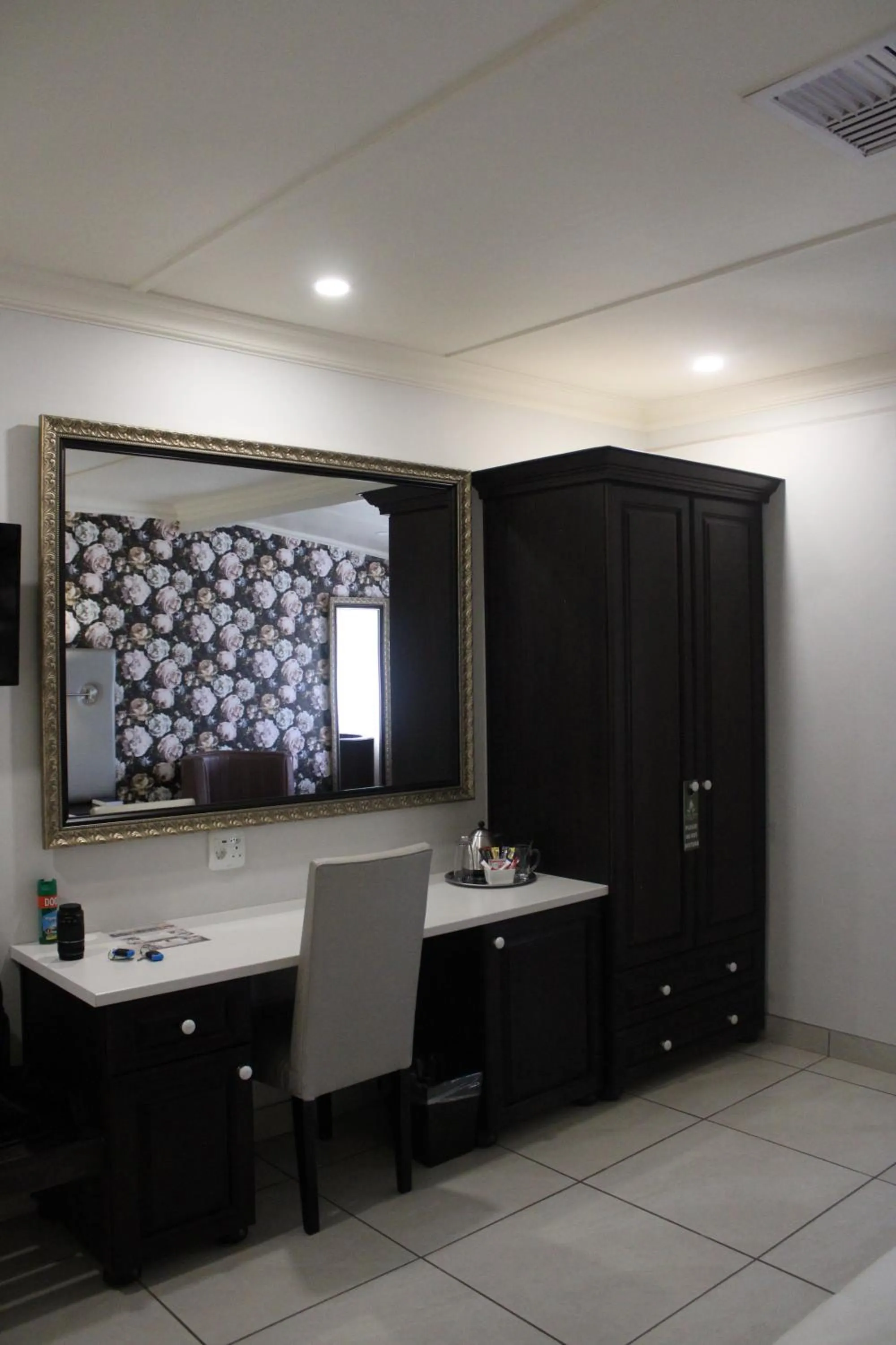 wardrobe in d Olive Rose Boutique Hotel Danielskuil