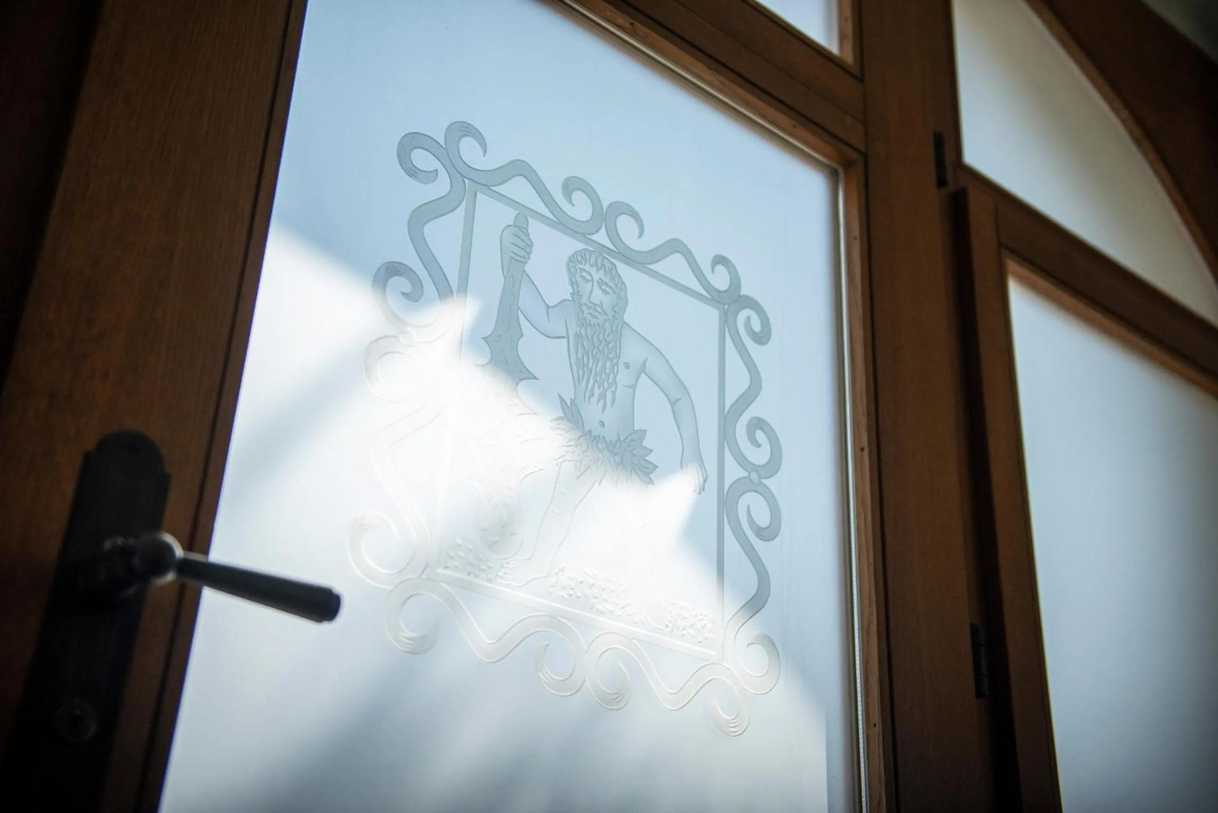 Logo/Certificate/Sign in Le Sauvage