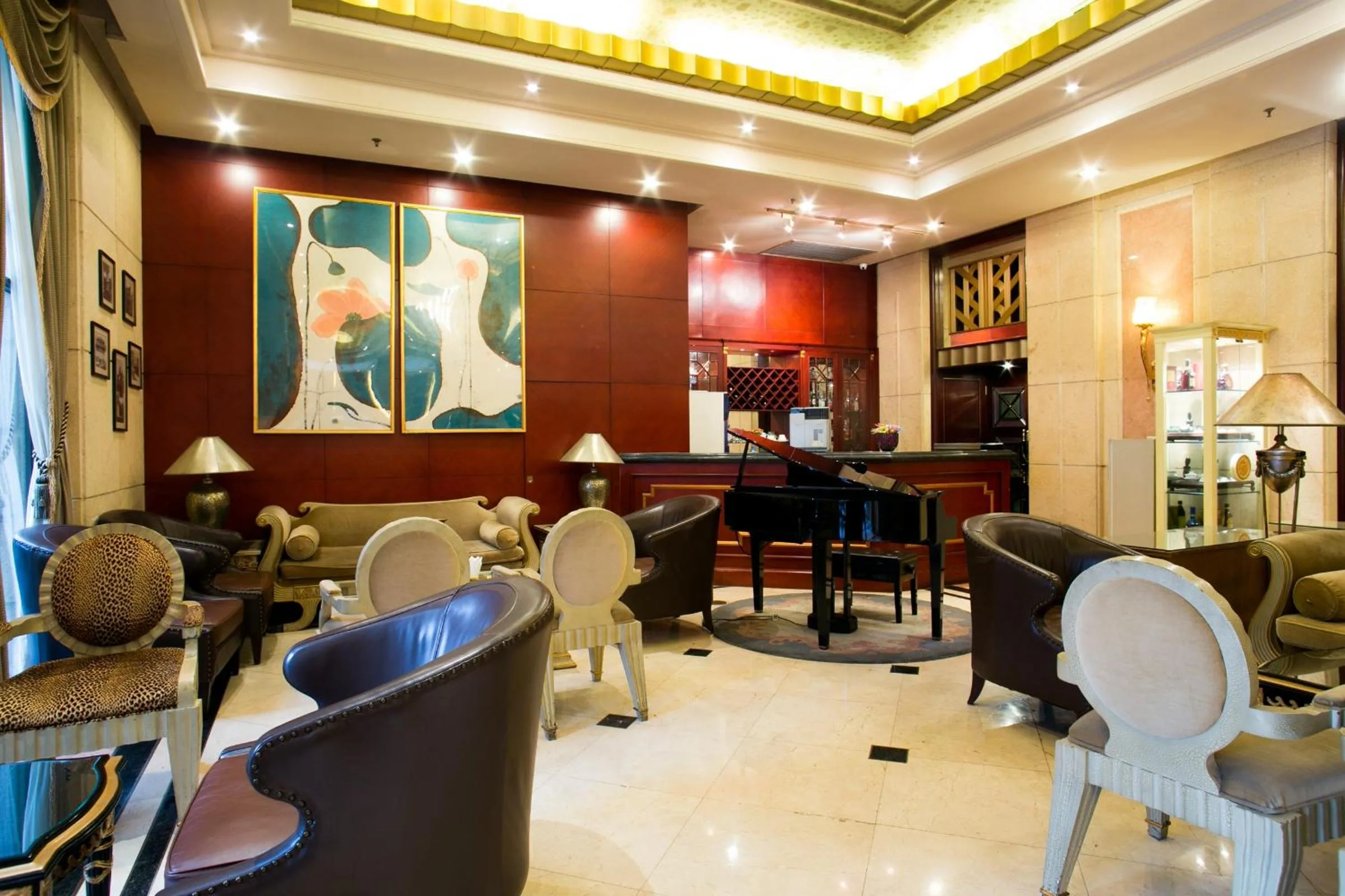 Communal lounge/ TV room in Anting Villa Hotel