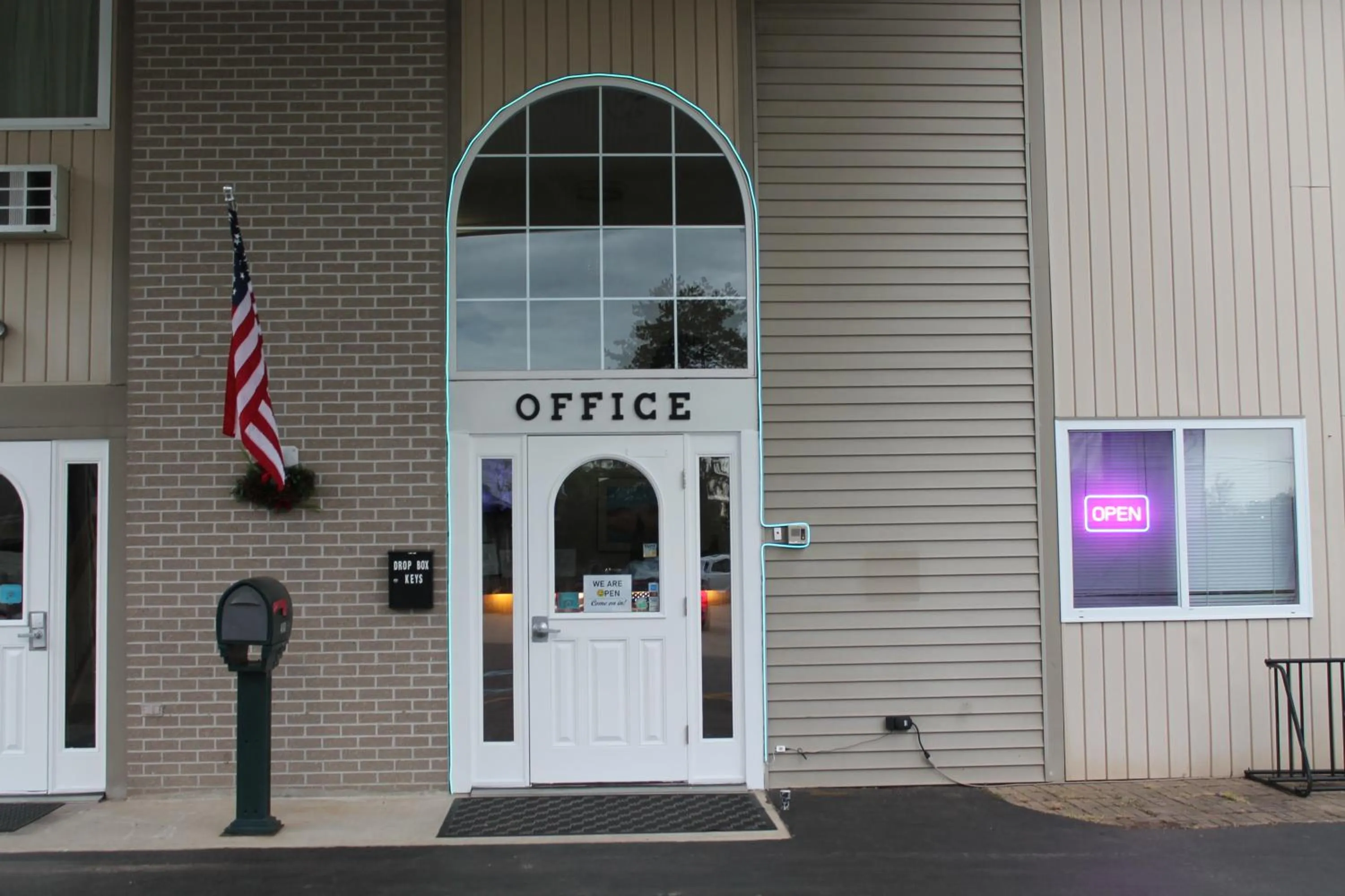 Facade/entrance in American Host Inn