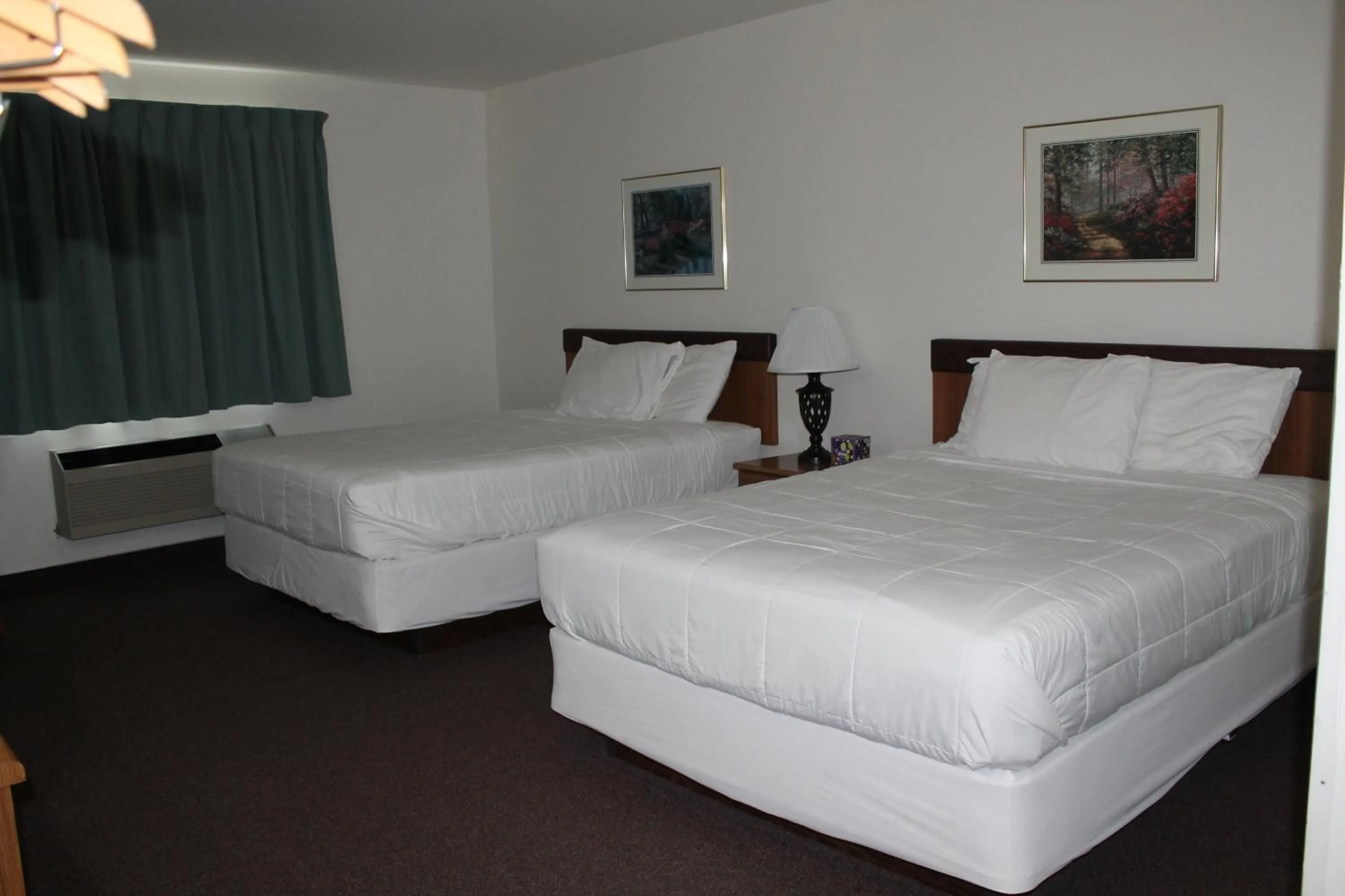 Bedroom, Bed in American Host Inn