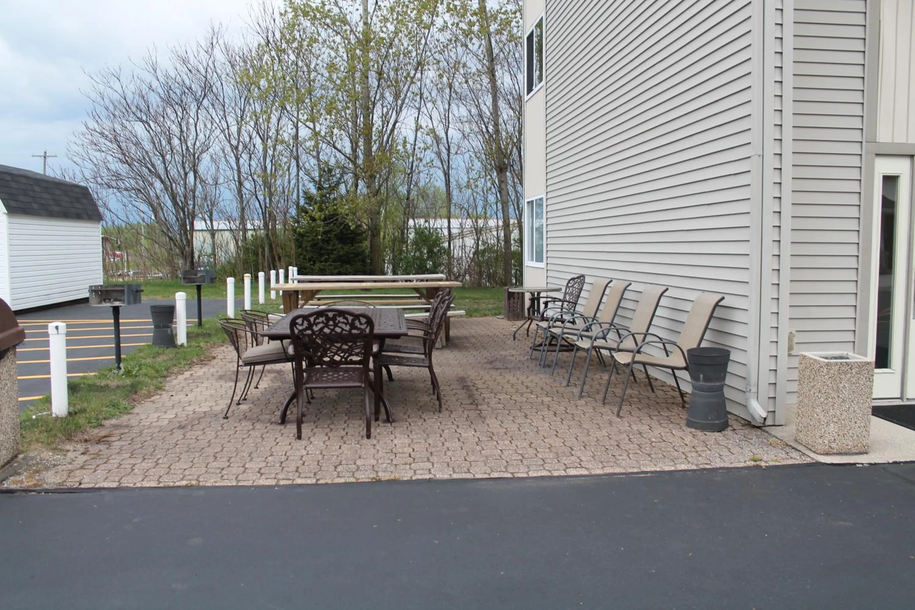 Patio in American Host Inn