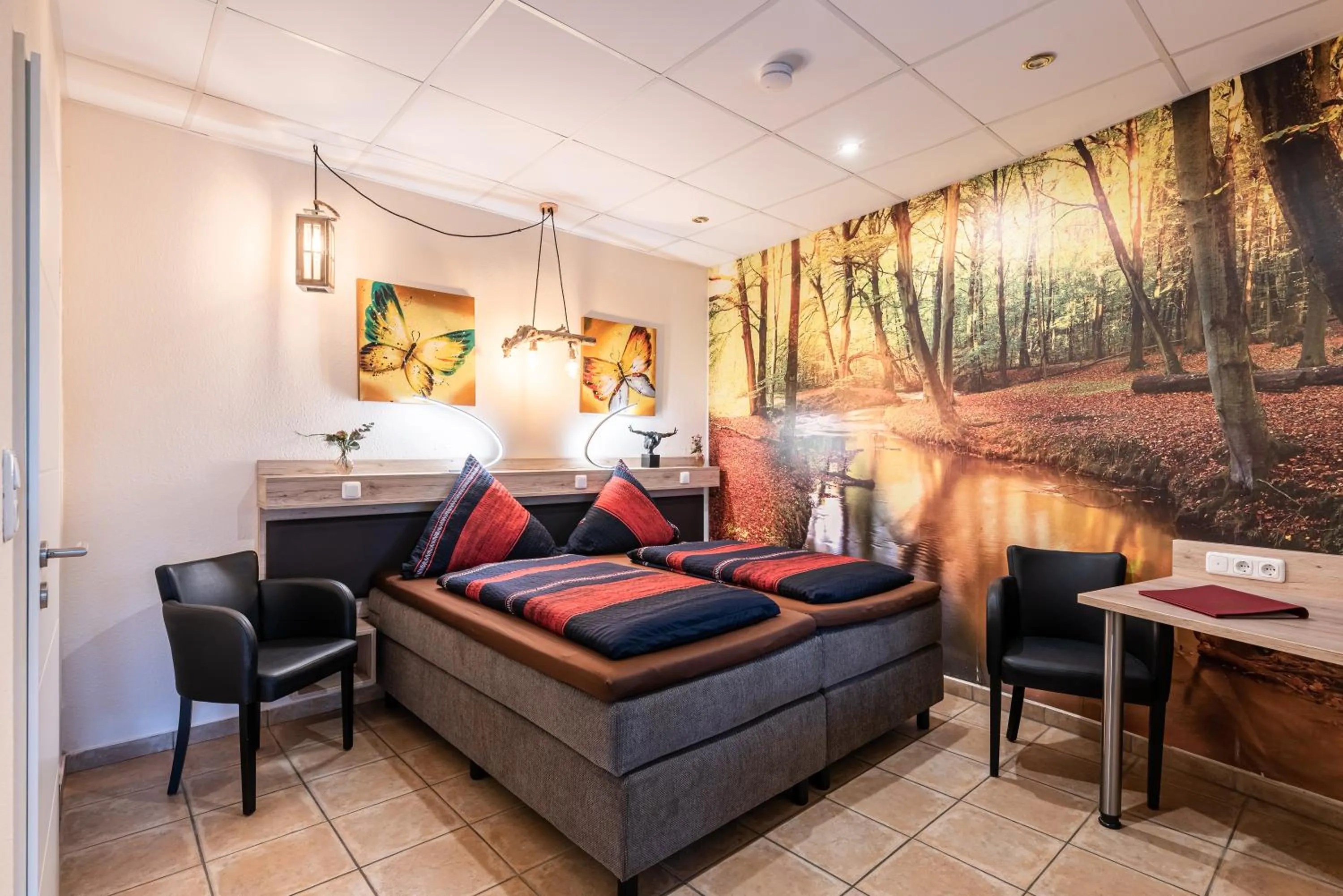 Bed in AKZENT Land-Hotel Zum Schwan, Garni WEILERSWIST-METTERNICH, 3 E-LADESTATIONEN, Nähe PHANTASIALAND, PALMENPARADIES Euskirchen