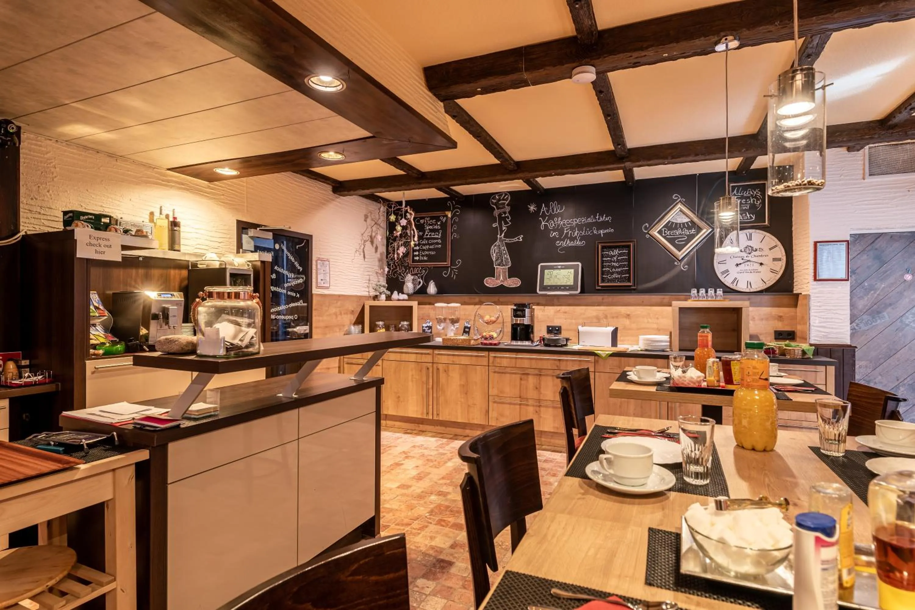 Breakfast in AKZENT Land-Hotel Zum Schwan, Garni WEILERSWIST-METTERNICH, 3 E-LADESTATIONEN, Nähe PHANTASIALAND, PALMENPARADIES Euskirchen