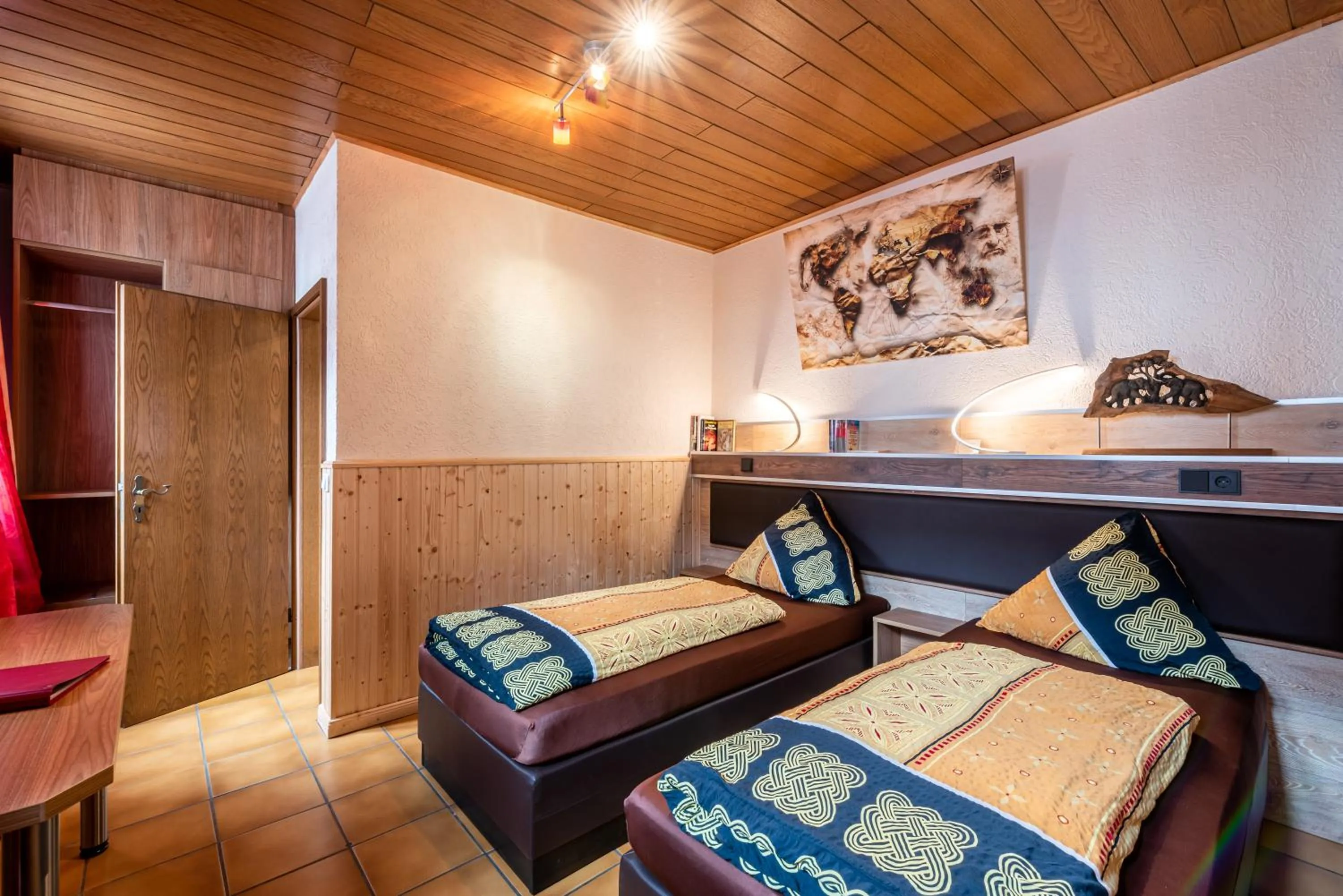 Bed in AKZENT Land-Hotel Zum Schwan, Garni WEILERSWIST-METTERNICH, 3 E-LADESTATIONEN, Nähe PHANTASIALAND, PALMENPARADIES Euskirchen