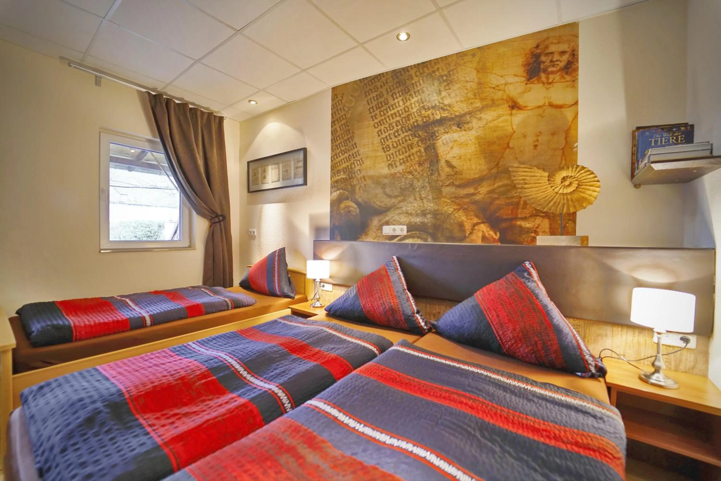 Bed in AKZENT Land-Hotel Zum Schwan, Garni WEILERSWIST-METTERNICH, 3 E-LADESTATIONEN, Nähe PHANTASIALAND, PALMENPARADIES Euskirchen