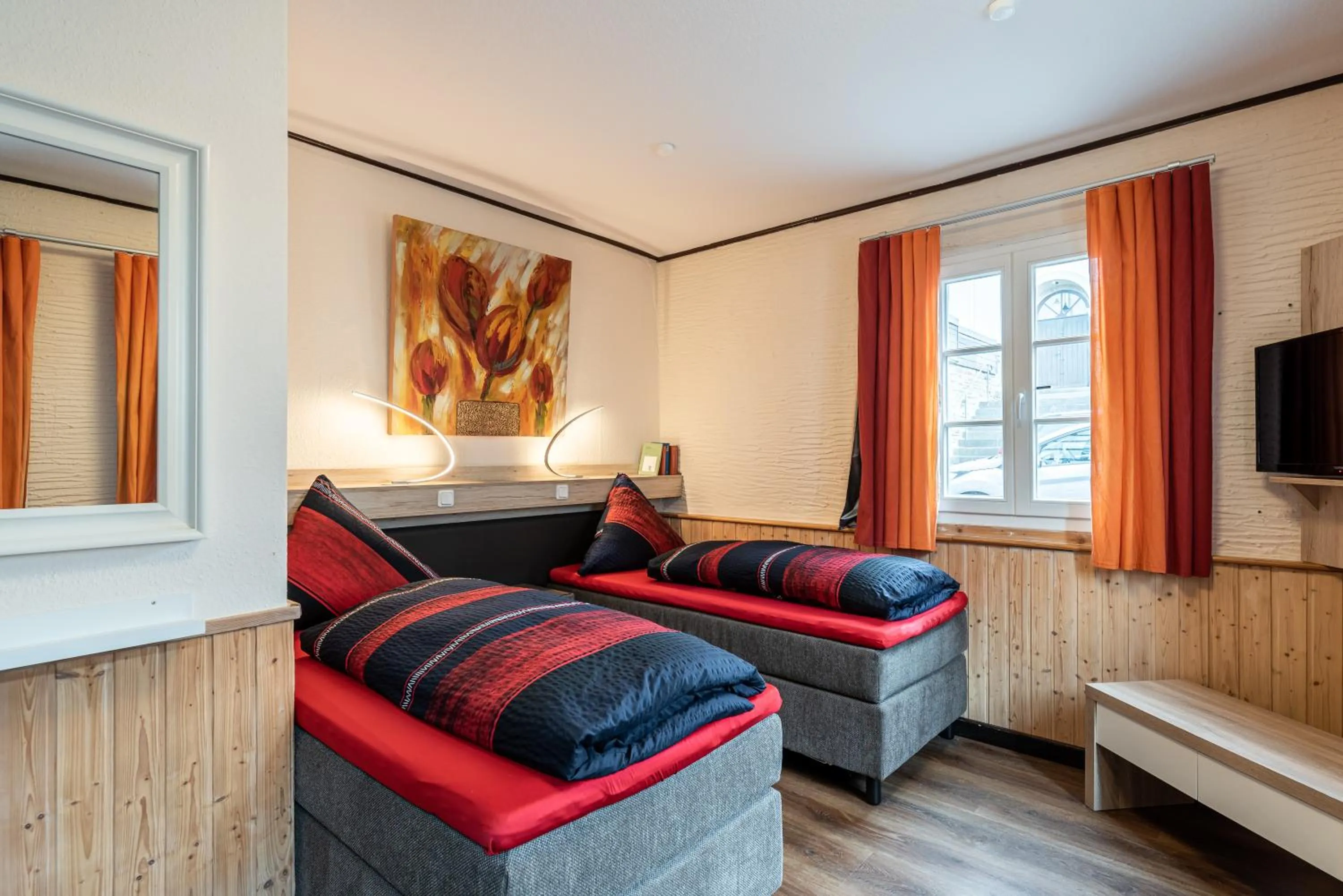 Bed in AKZENT Land-Hotel Zum Schwan, Garni WEILERSWIST-METTERNICH, 3 E-LADESTATIONEN, Nähe PHANTASIALAND, PALMENPARADIES Euskirchen