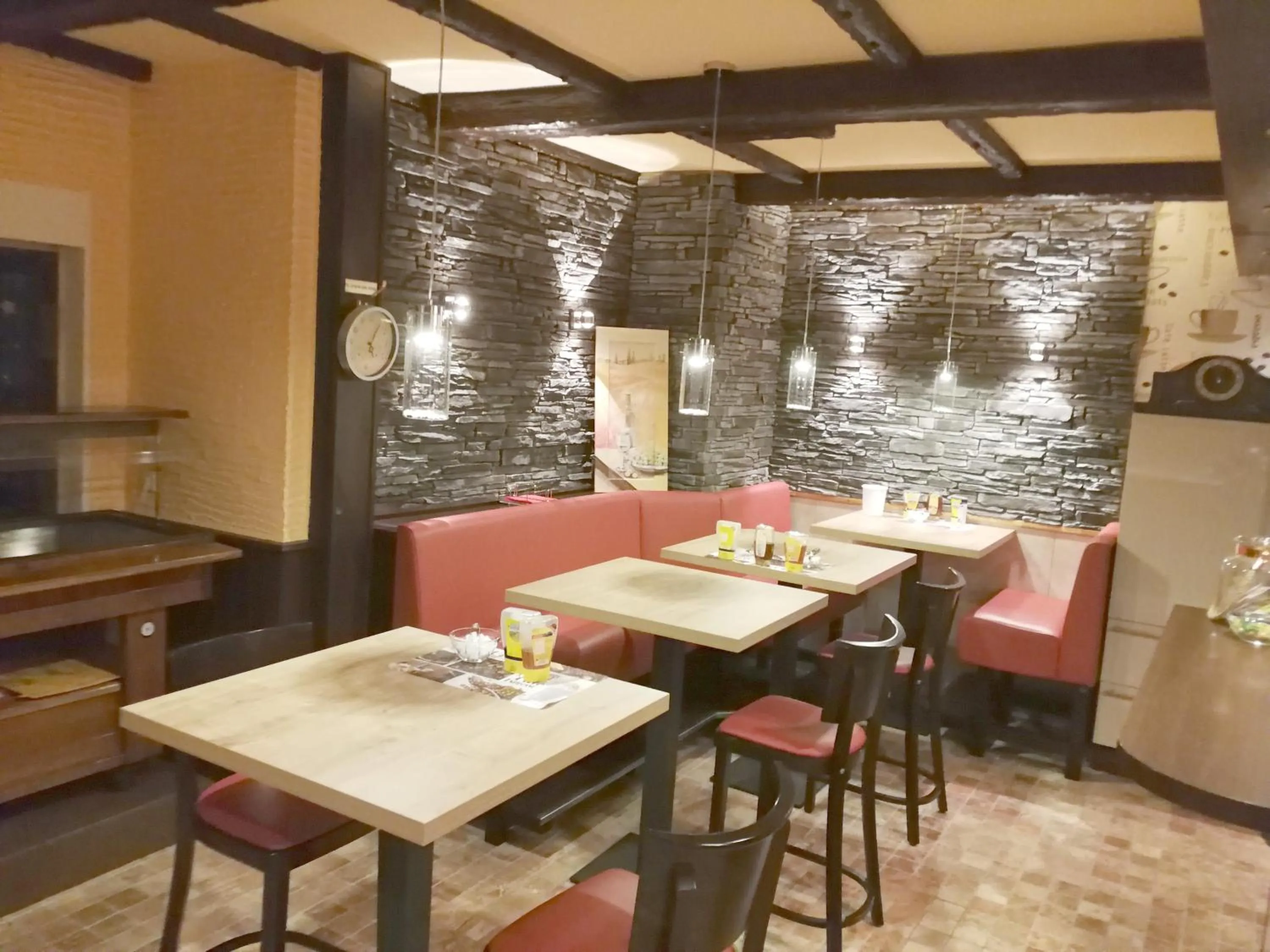 Breakfast in AKZENT Land-Hotel Zum Schwan, Garni WEILERSWIST-METTERNICH, 3 E-LADESTATIONEN, Nähe PHANTASIALAND, PALMENPARADIES Euskirchen