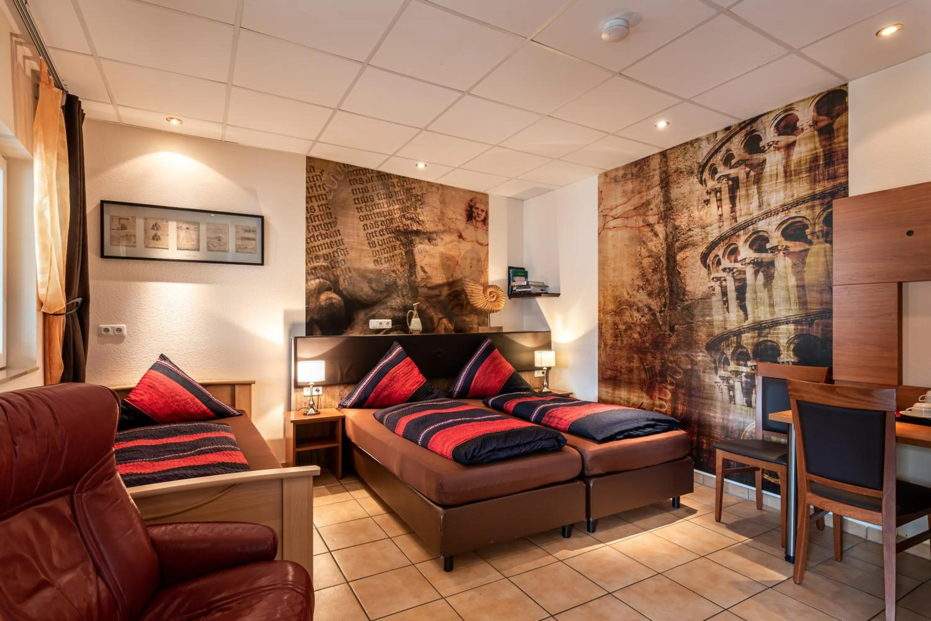 Staff in AKZENT Land-Hotel Zum Schwan, Garni WEILERSWIST-METTERNICH, 3 E-LADESTATIONEN, Nähe PHANTASIALAND, PALMENPARADIES Euskirchen