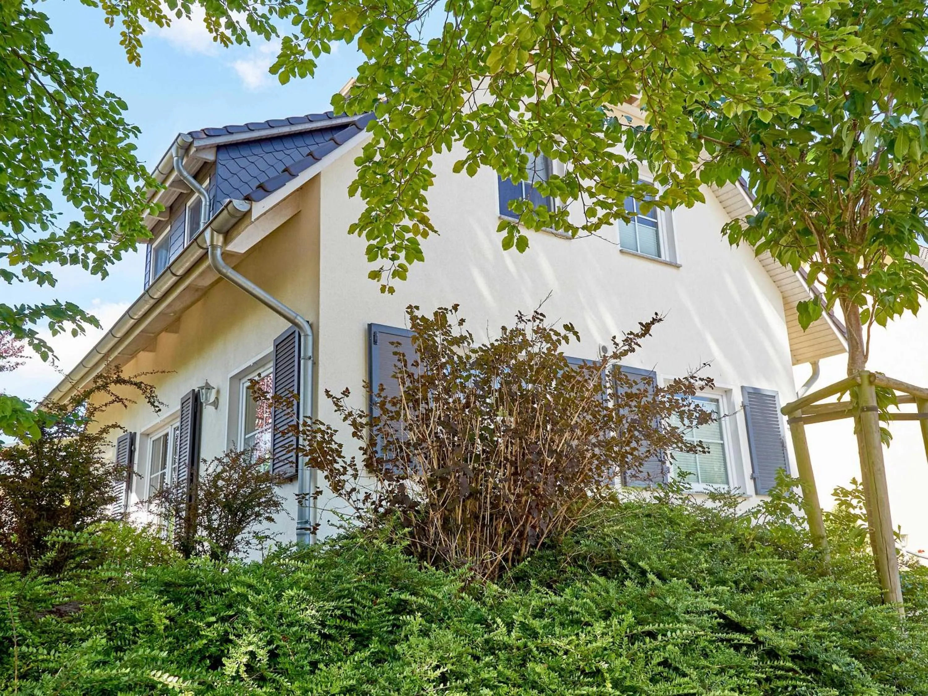 Property building in Ferienhaus Klünderberg in Binz mit Kamin, Terrasse, Strandkorb