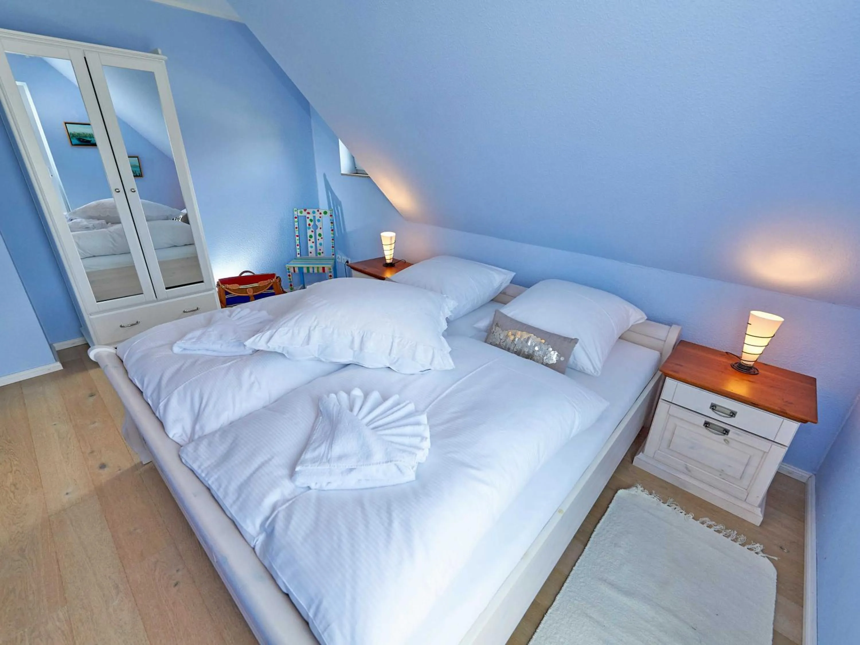 Bed in Ferienhaus Klünderberg in Binz mit Kamin, Terrasse, Strandkorb