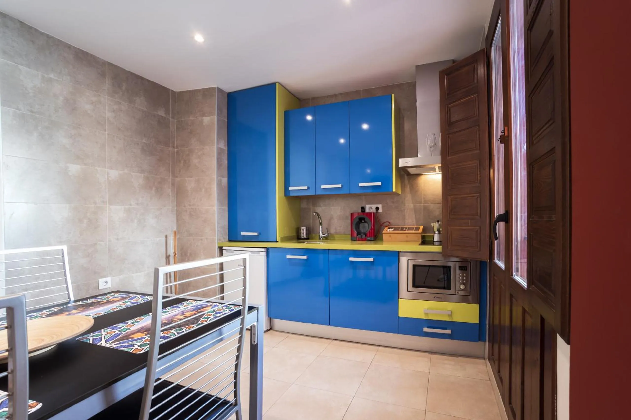 Kitchen or kitchenette in Apartamentos Reyes Católicos