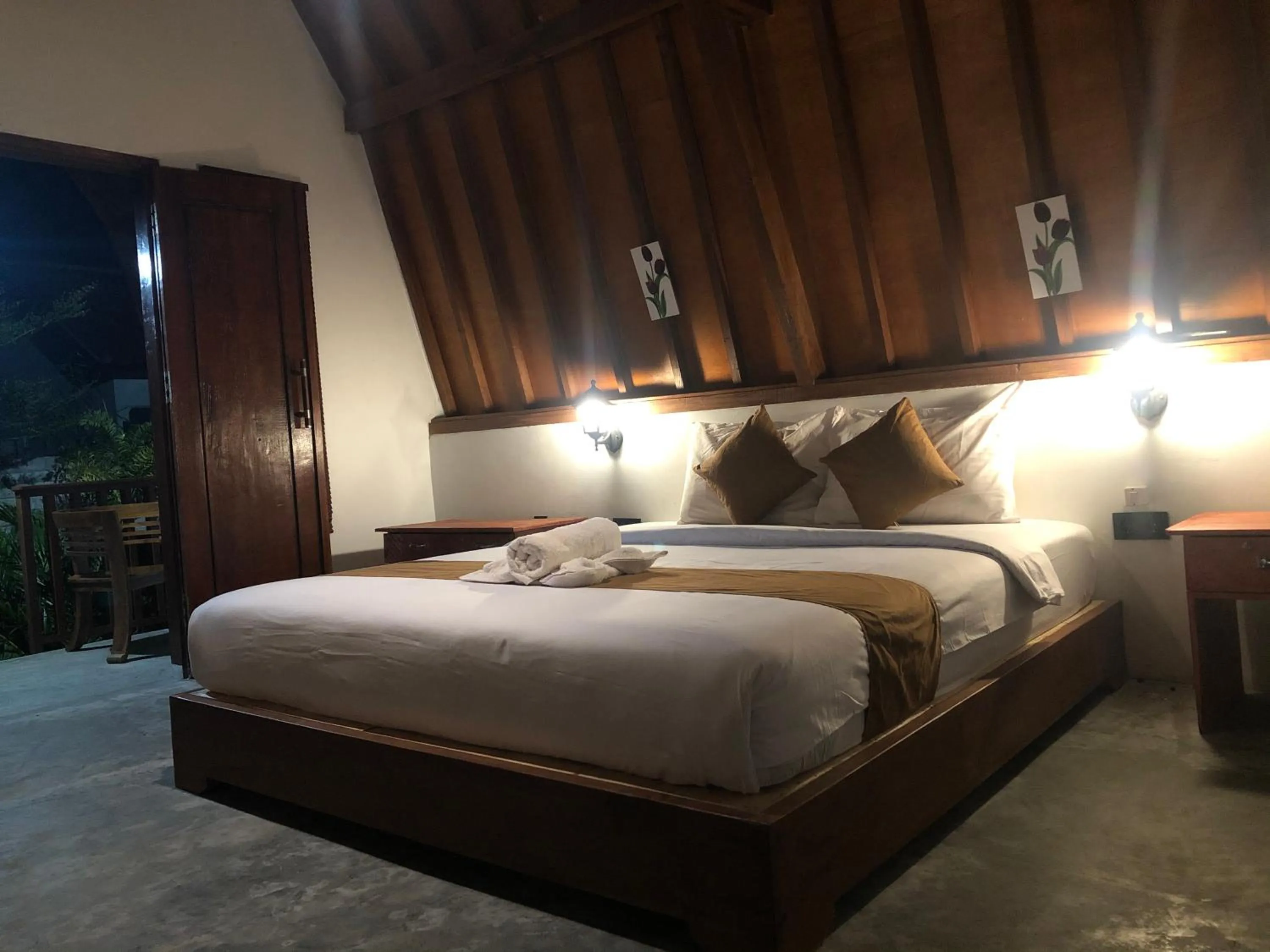 Bed in Tropical Sunday Bungalow - Surf And Stay