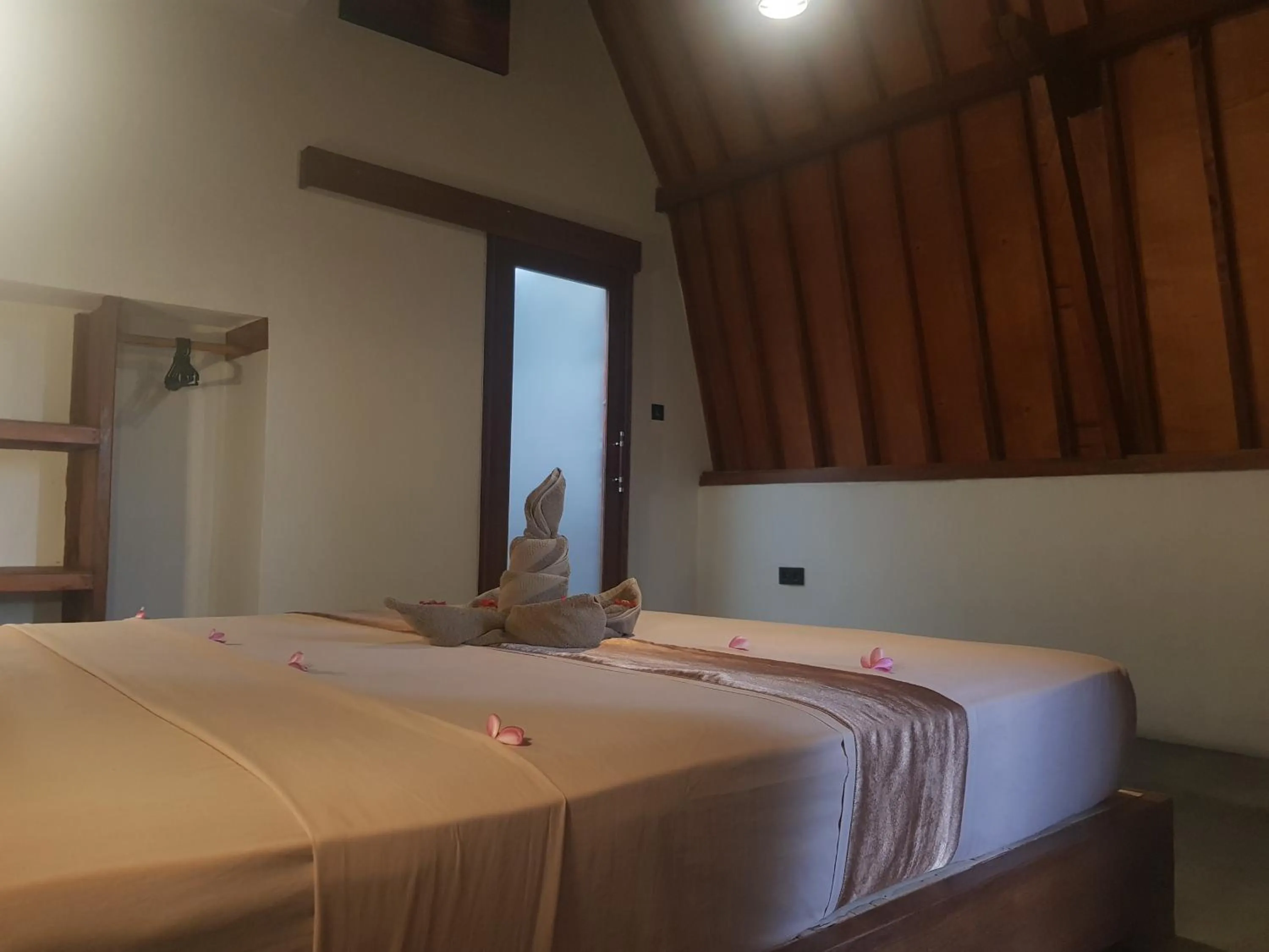 Bedroom, Bed in Tropical Sunday Bungalow - Surf And Stay