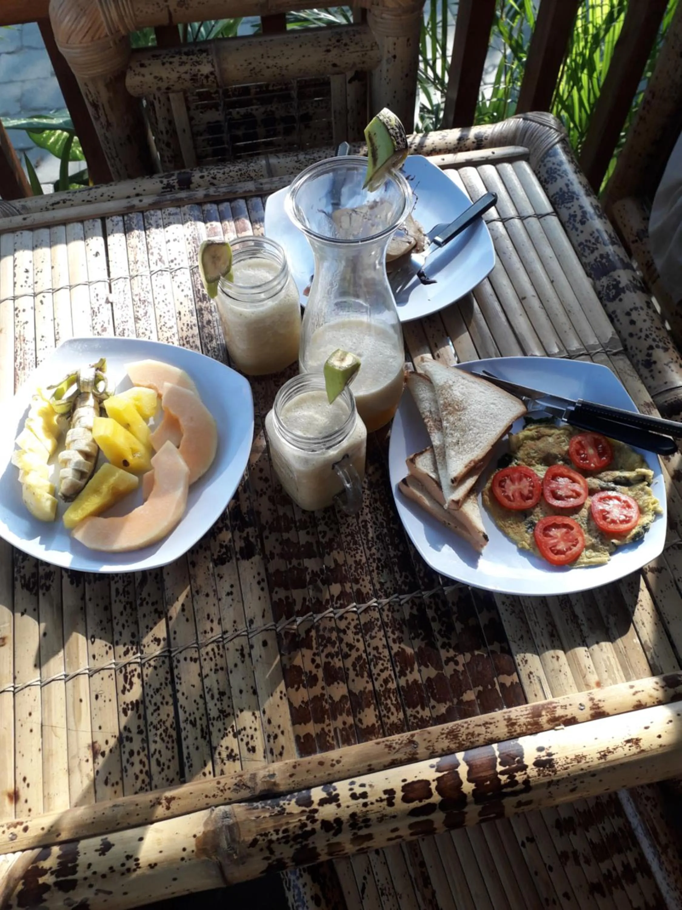 Breakfast in Tropical Sunday Bungalow - Surf And Stay