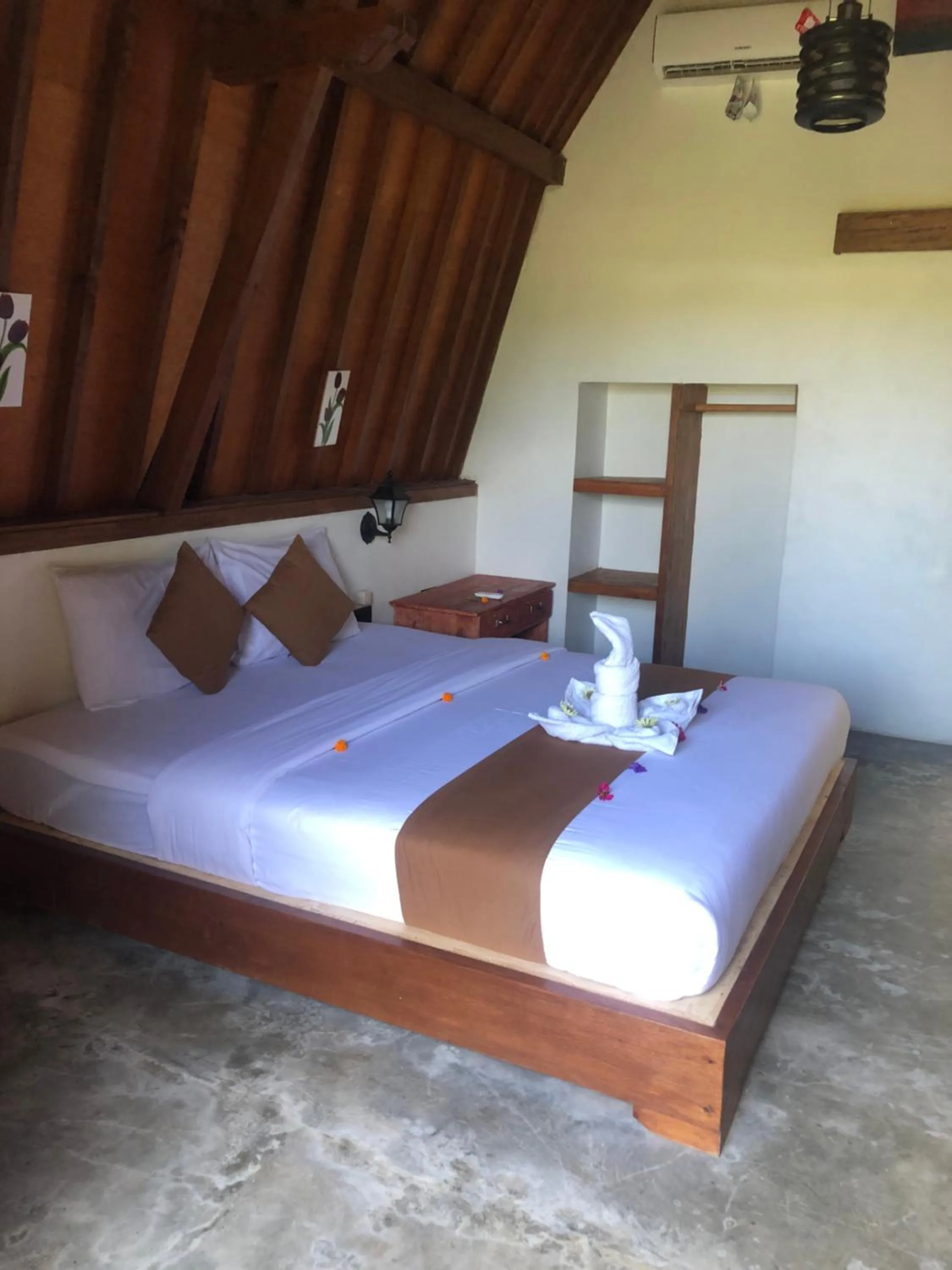Bed in Tropical Sunday Bungalow - Surf And Stay
