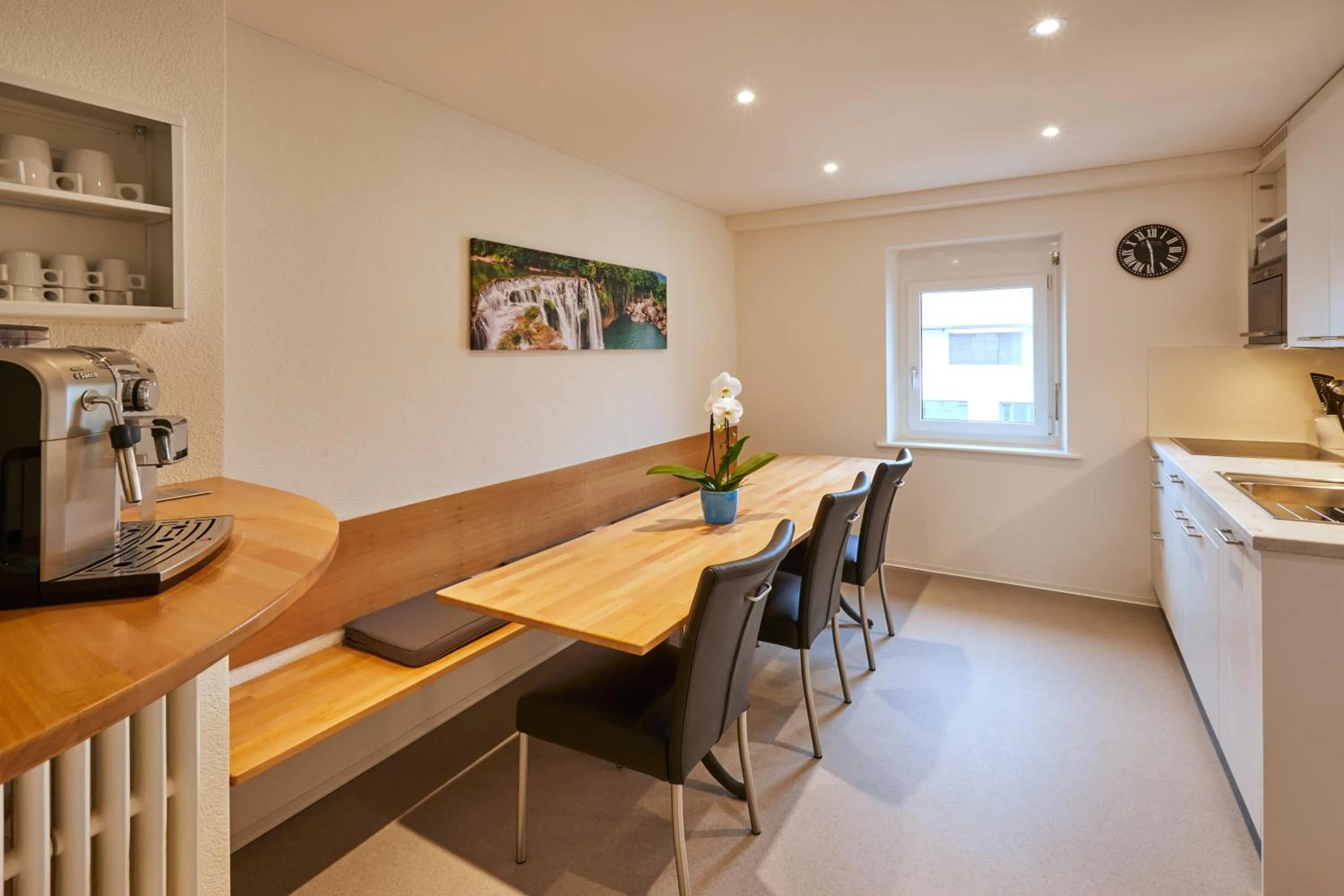 Restaurant/places to eat in Hotel Ambassador