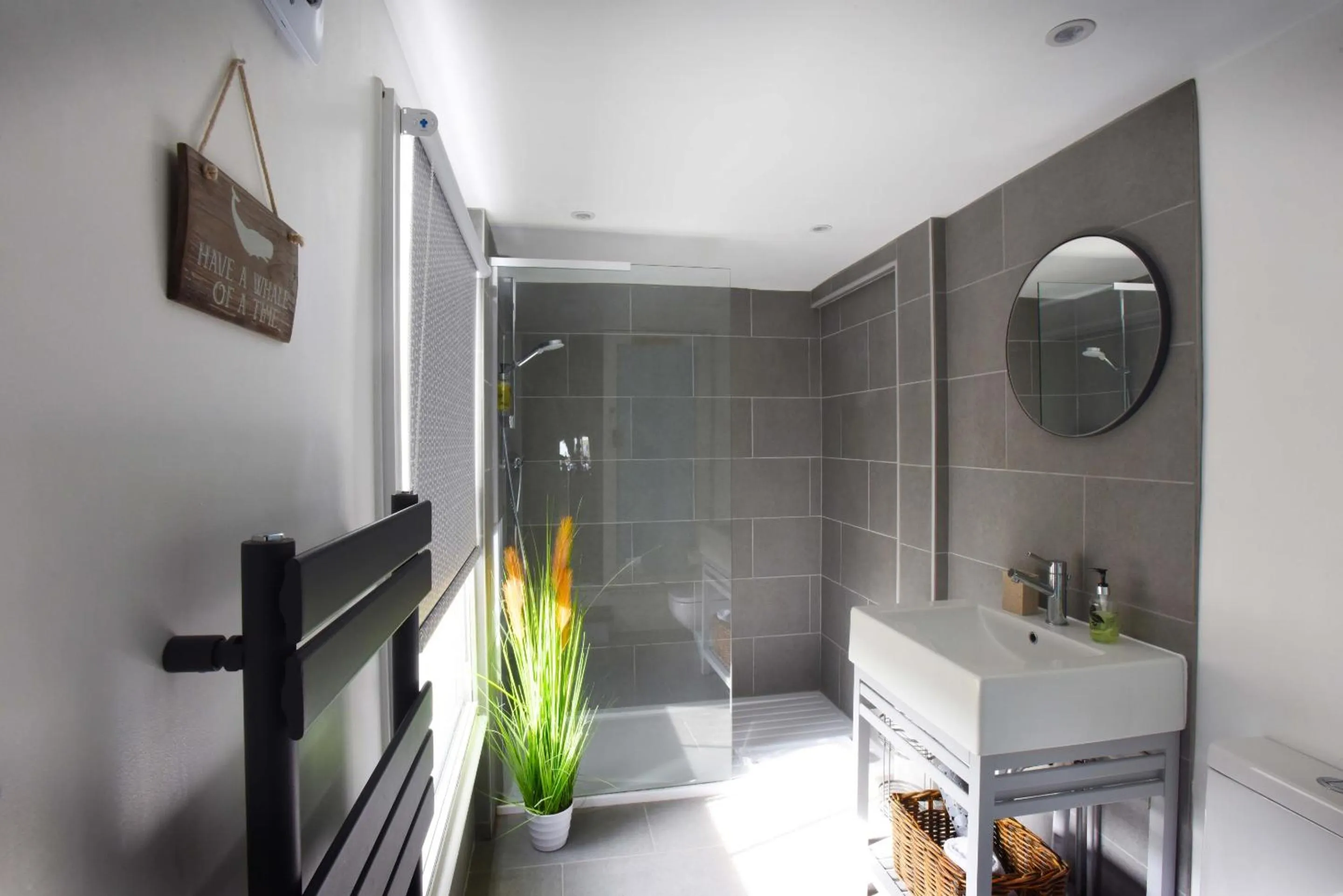 Bathroom in Style Meets Soul - Famous Art House Close To Centre - Free Parking