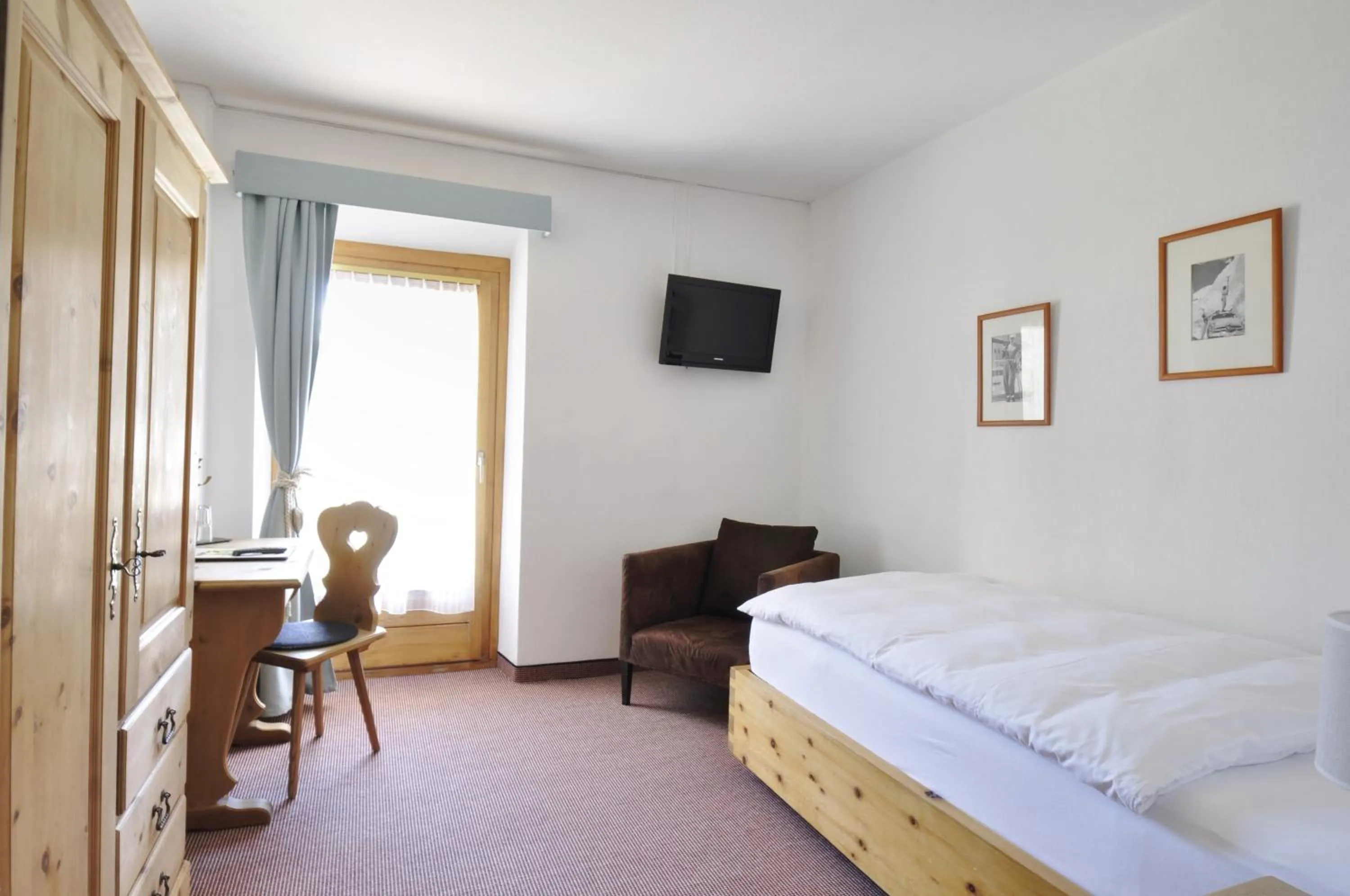 Photo of the whole room, Bed in Hotel Bernina