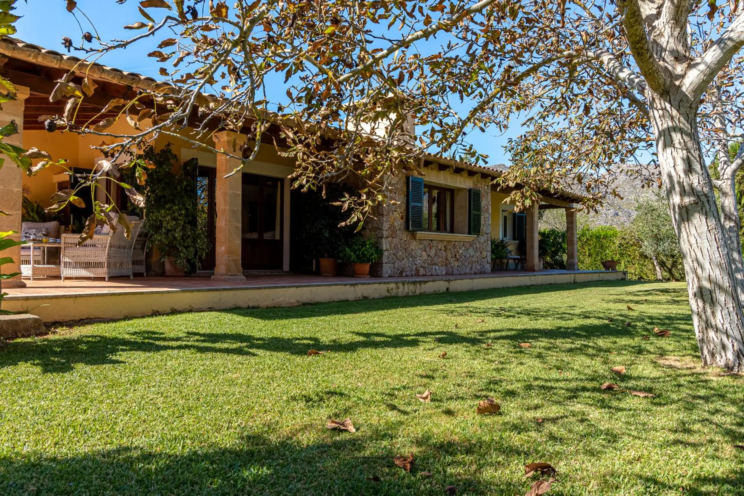 Facade/entrance in Family villa can Tomeu By homevillas360