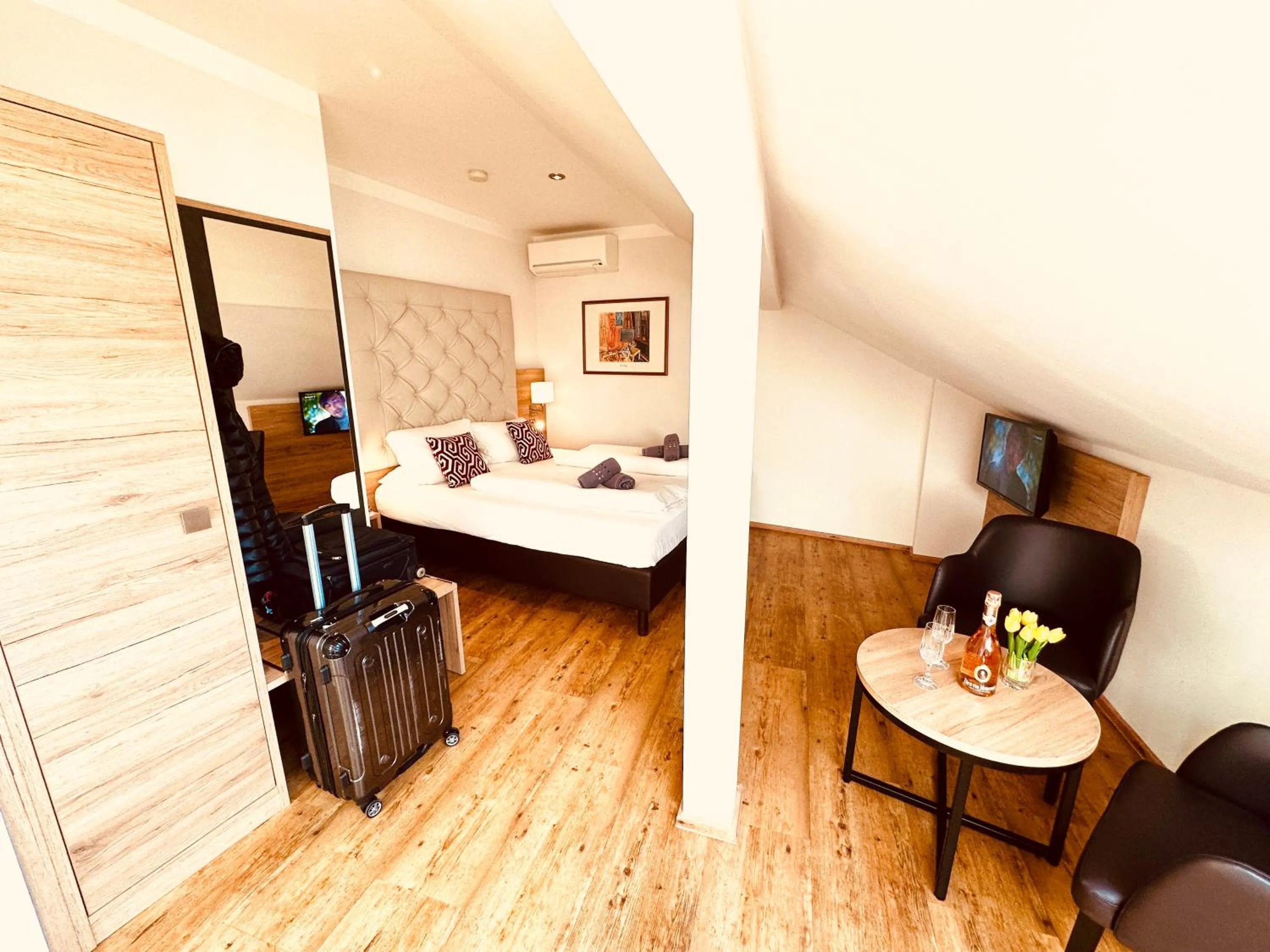 Photo of the whole room, Bed in Hotel am Markt Bacharach