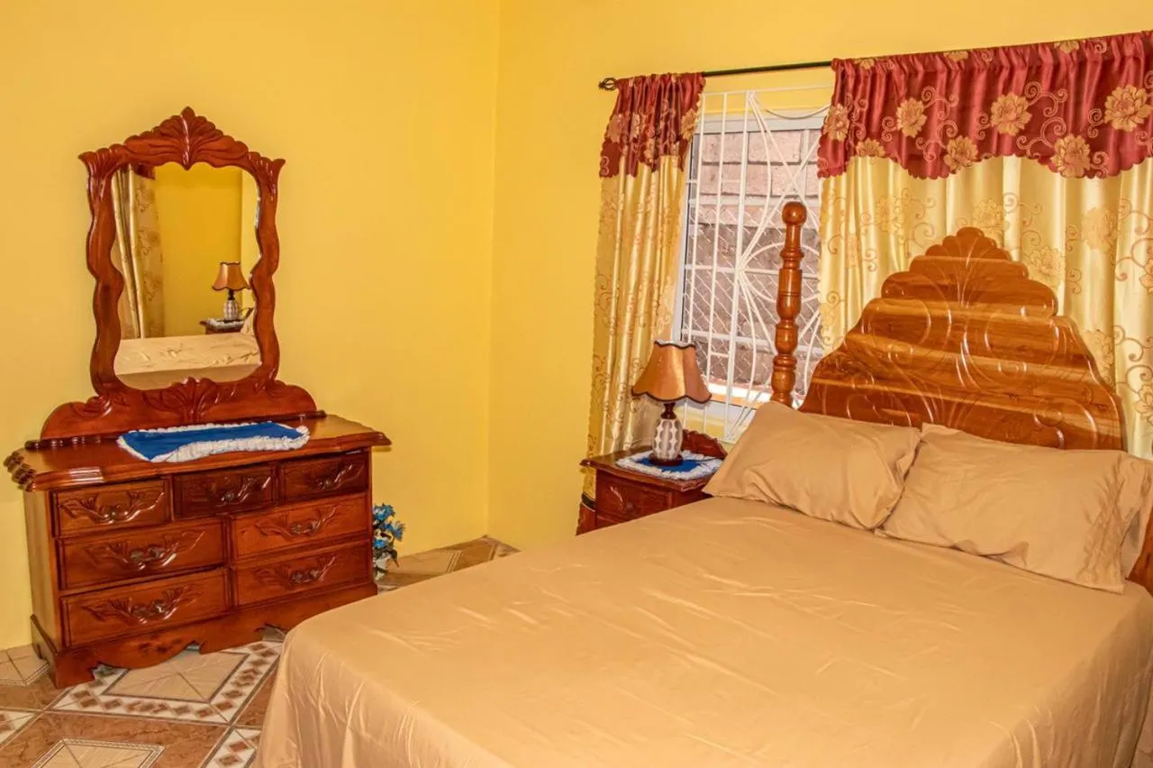 Photo of the whole room, Bed in Bev's Rosevilla