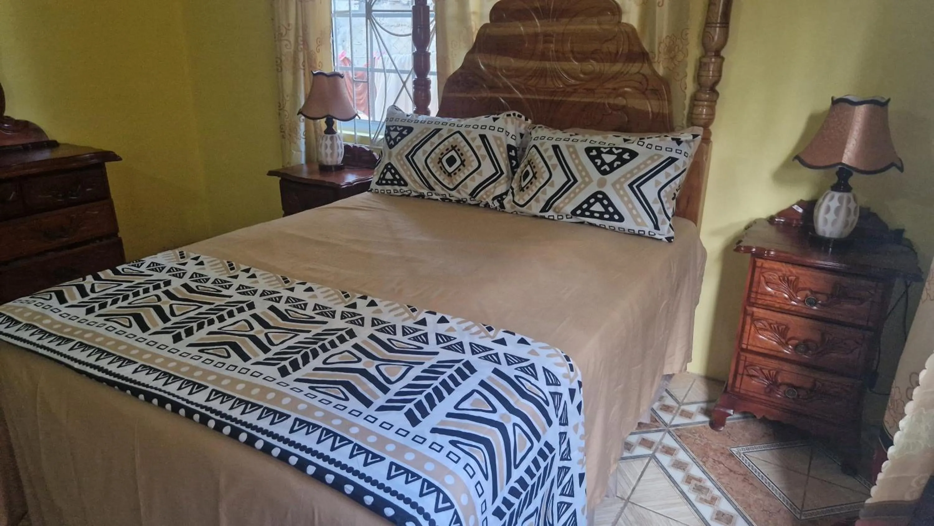 Bed in Bev's Rosevilla