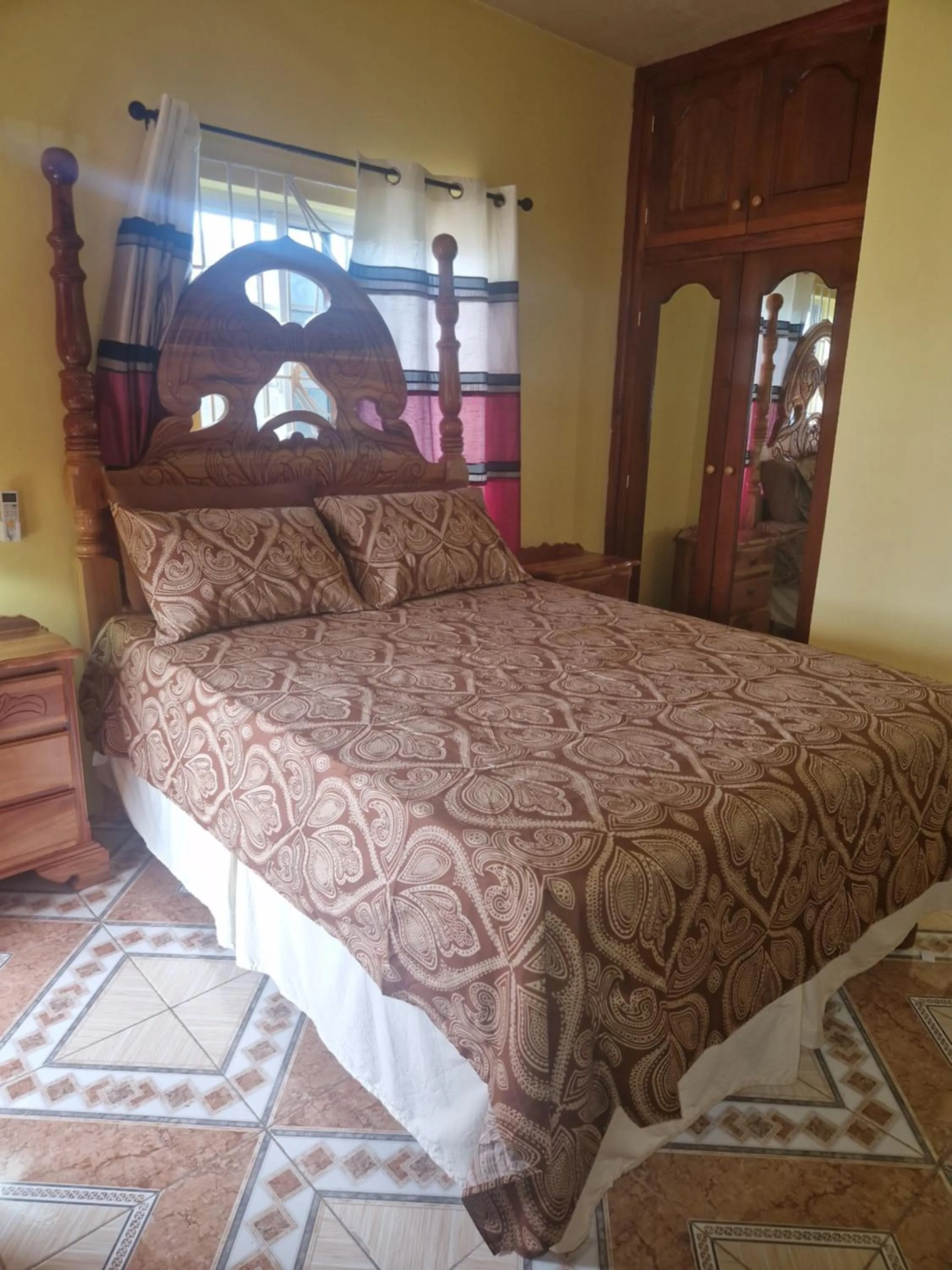 Bedroom, Bed in Bev's Rosevilla