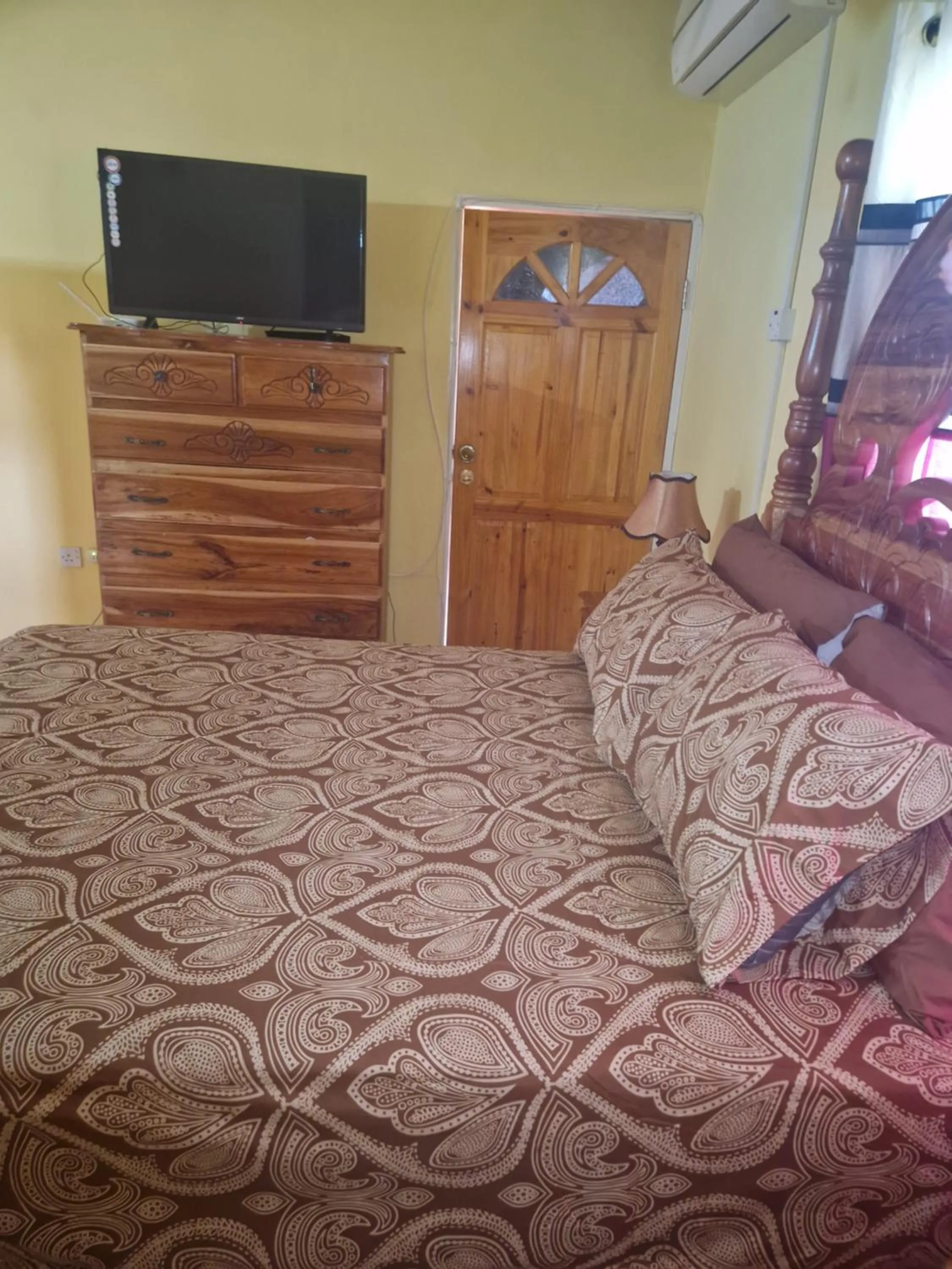 Bedroom, Bed in Bev's Rosevilla