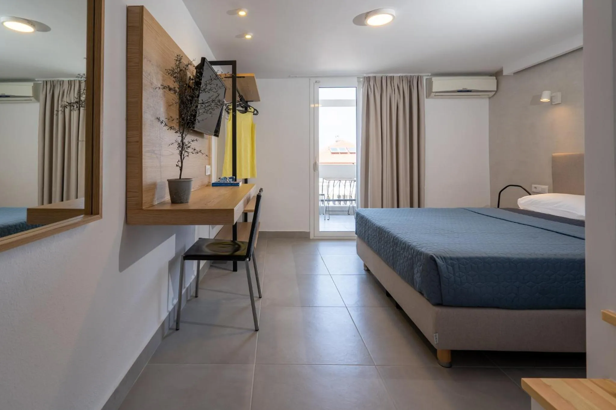 Photo of the whole room, Bed in Comfort Zefyros