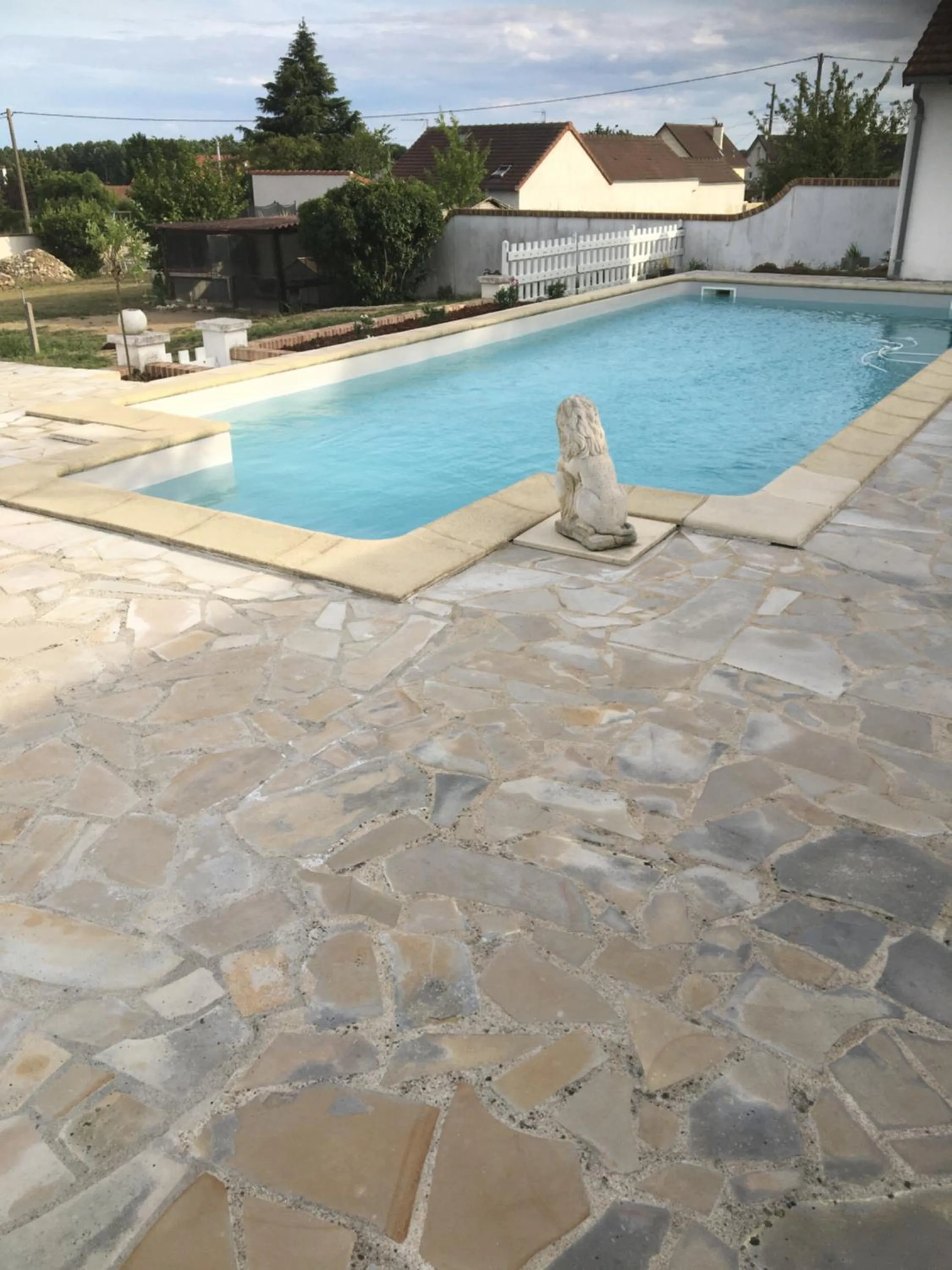 maison blanche piscine et petit déjeuner