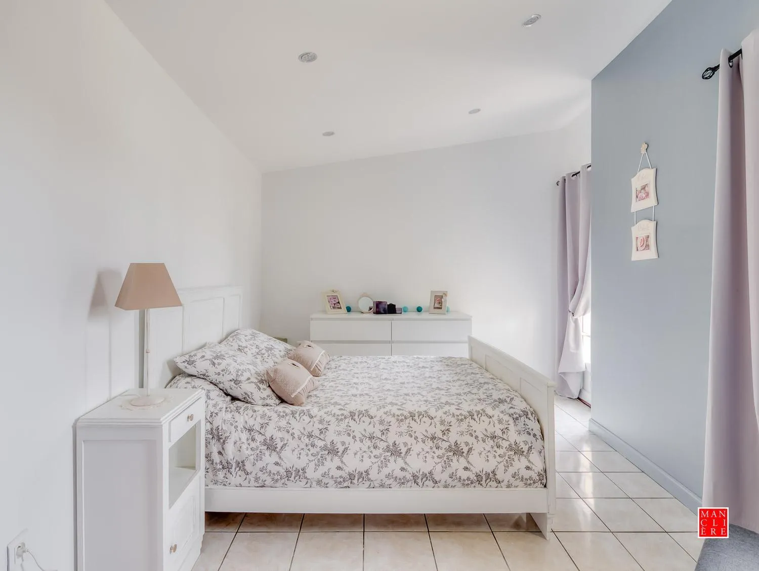 Bed in maison blanche piscine et petit déjeuner